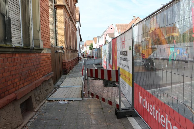 Fußgänger können den Weg derzeit zwar passieren, Hausbesitzer aber ihren Hof nicht anfahren. | Foto: Lutz