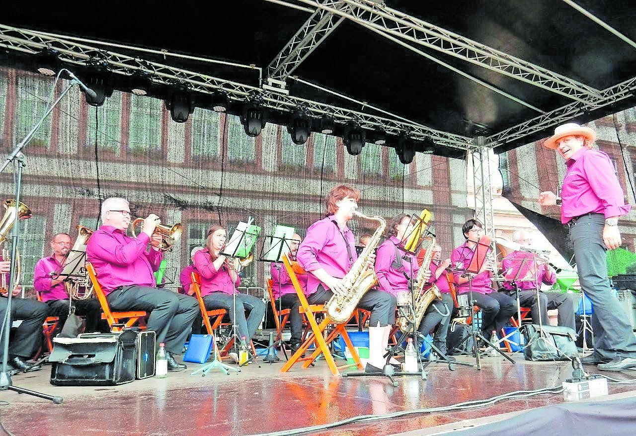 Die "Stadtkapelle Pirmasens" sorgt beim "musikalischen Markttag" für den optimalen Sound. Foto: Kling