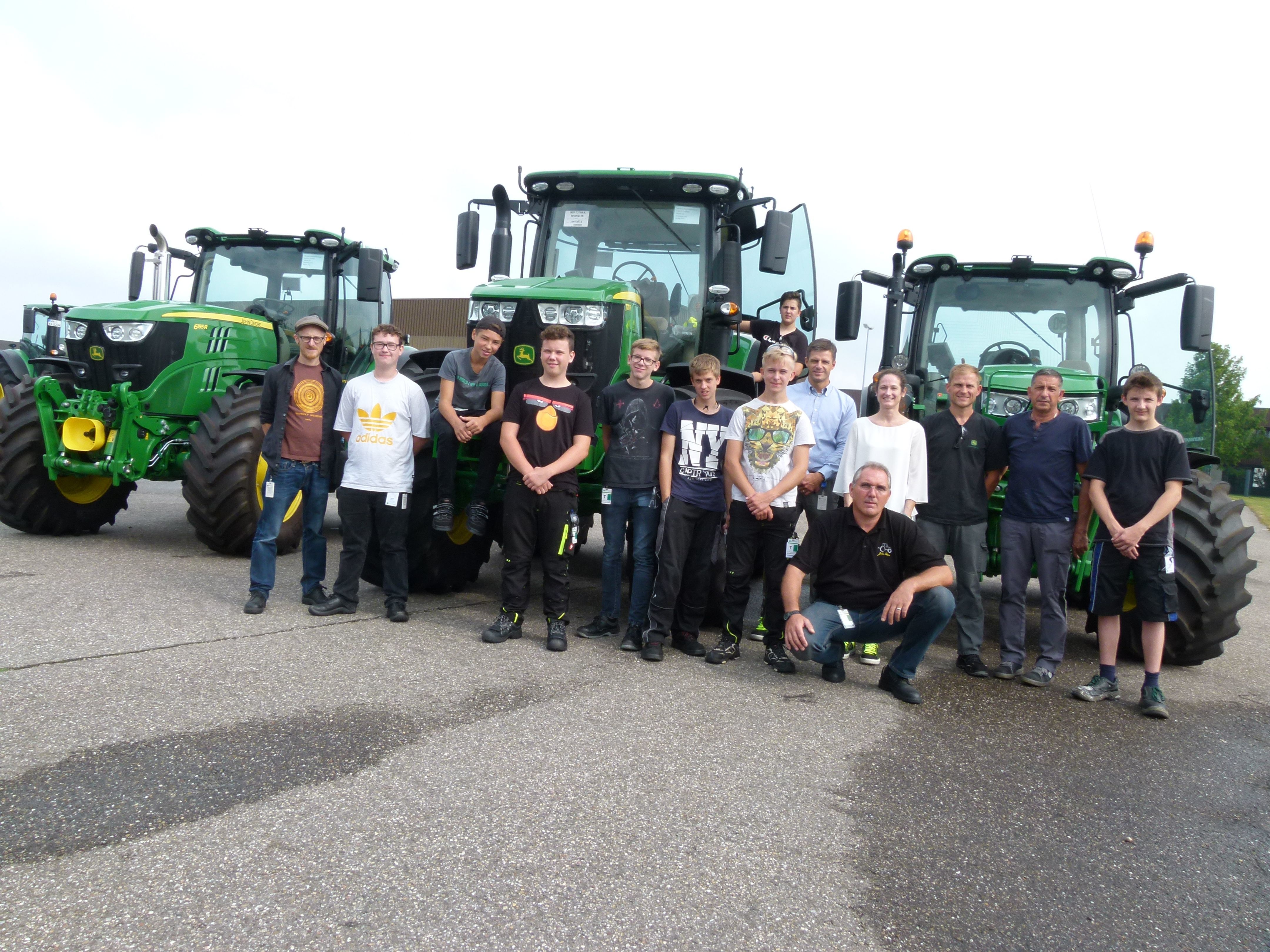 Dennis Abel (MuKs, ganz links), Sonja Klinghammer, Begleiterin der Gruppe von John Deere (in der hinteren Reihe, die einzige Dame unter den vielen Herren), Mark Nagel, Leiter des Trainingscenters (links neben Sonja Klinghammer). Im Übrigen die drei Fahrer (zwei rechts neben Sonja Klinghammer, einer davor kniend) und die Schüler der KAS.