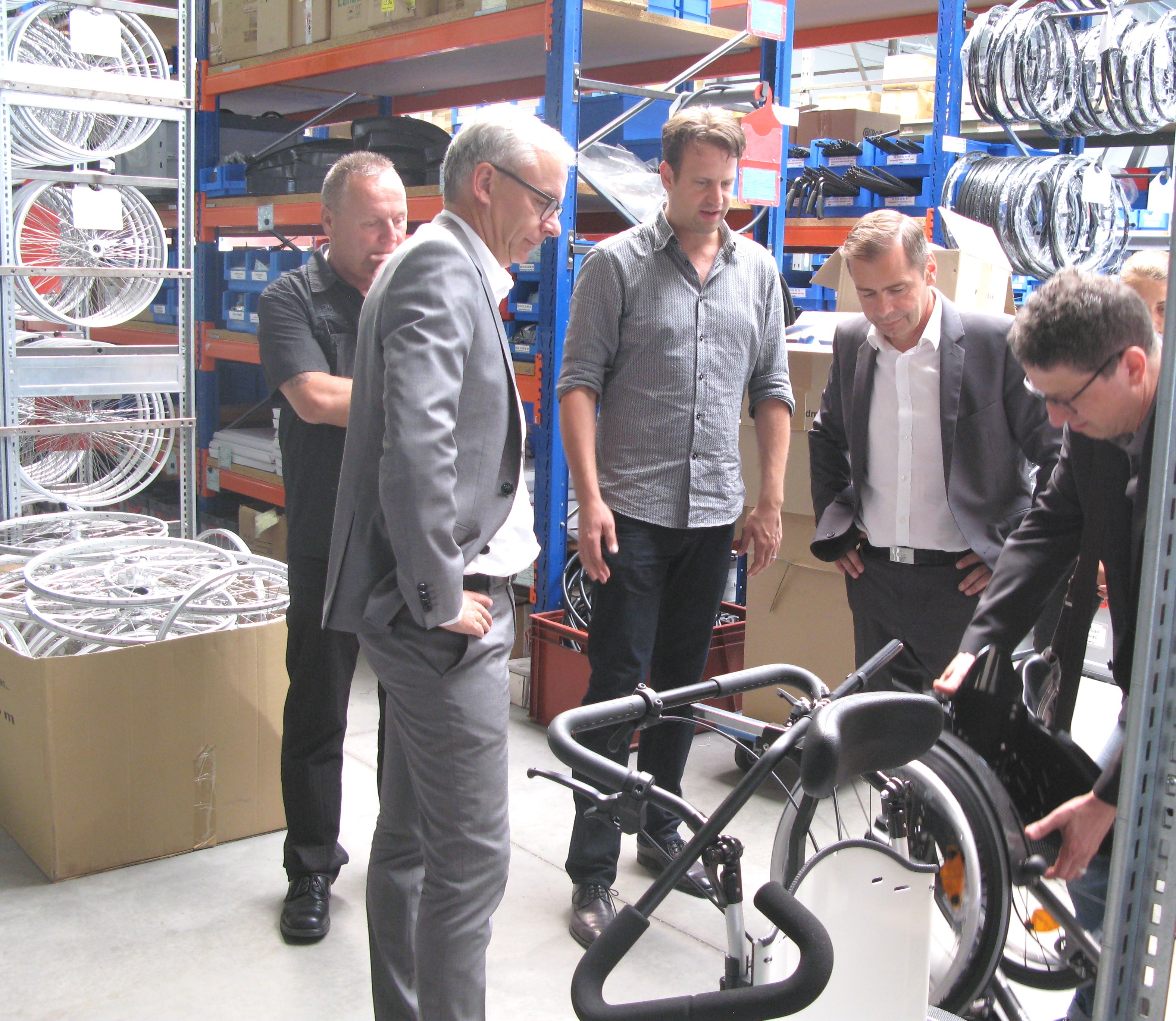 Landrat Dr. Christoph Schnaudigel bei der Besichtigung der Firma SORG Rollstuhltechnik in Oberhausen-Rheinhausen