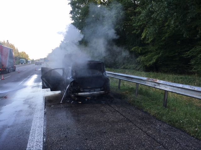 Die Brandentwicklung breitete sich schnell auf das ganze Fahrzeug aus.