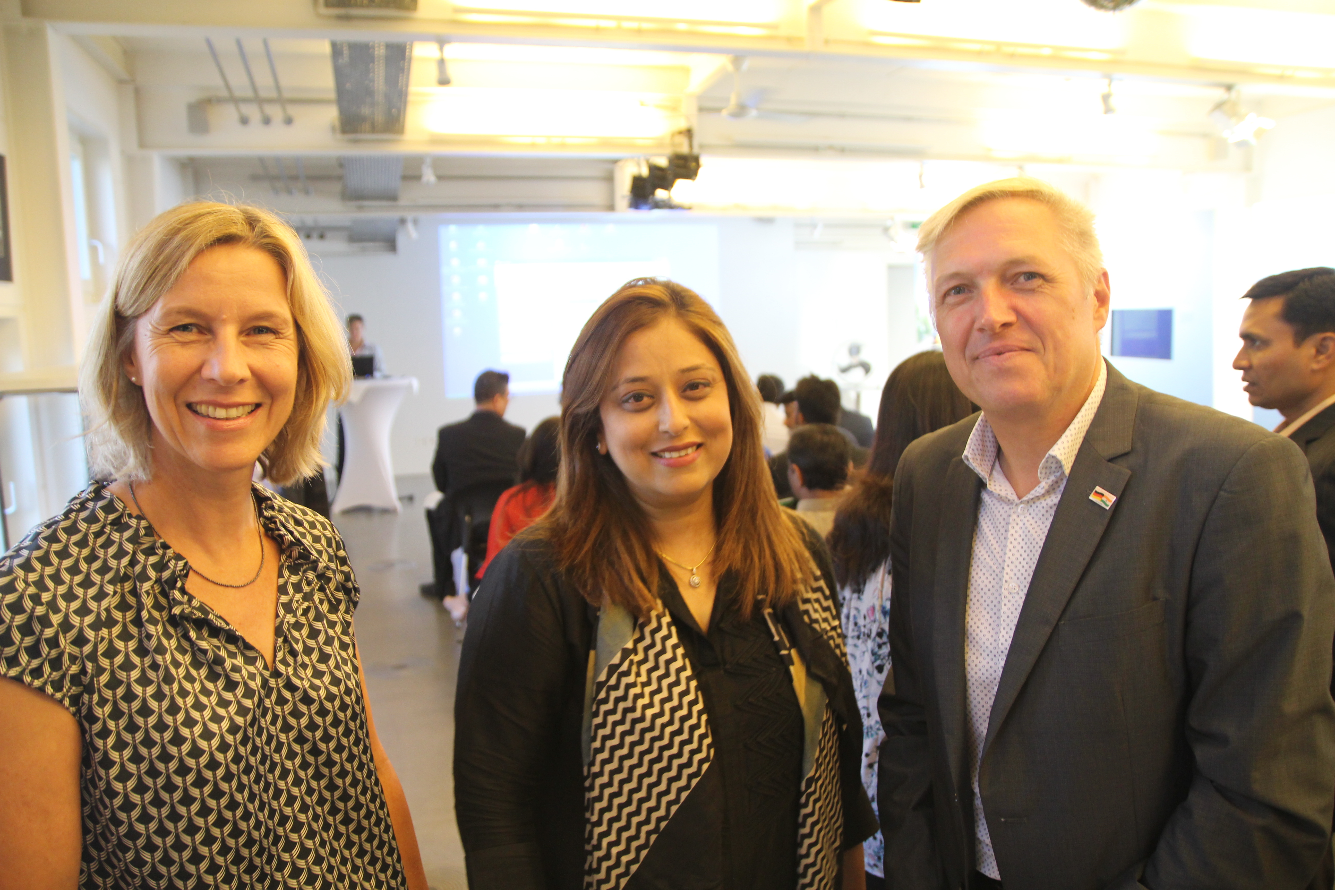 Welcome Center-Leiterin Petra Bender, Radhieka Mehta, Direktorin des Management-Instituts "IGTC", und Ralf Eichhorn von der Wirtschaftsförderung Karlsruhe.