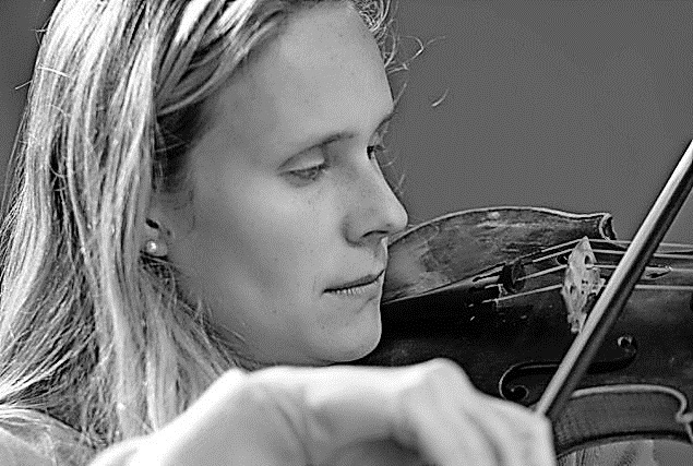 Stéphanie Pfister spielt auf einer Barockvioline.
