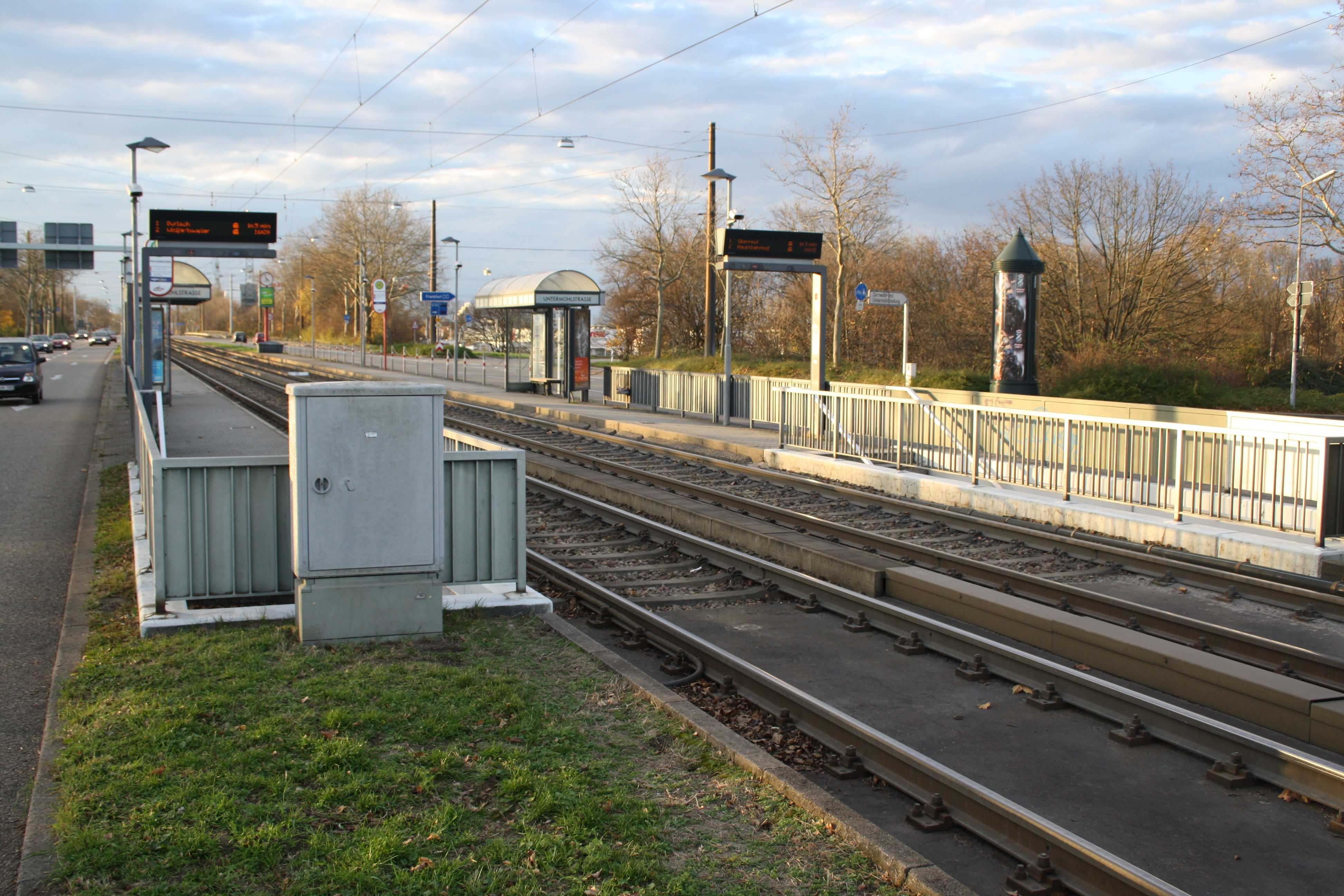 Die Haltestelle Untermühlstraße ist eine Art „Insel“ mitten in der Durlacher Allee, nur über Treppen erreichbar ...