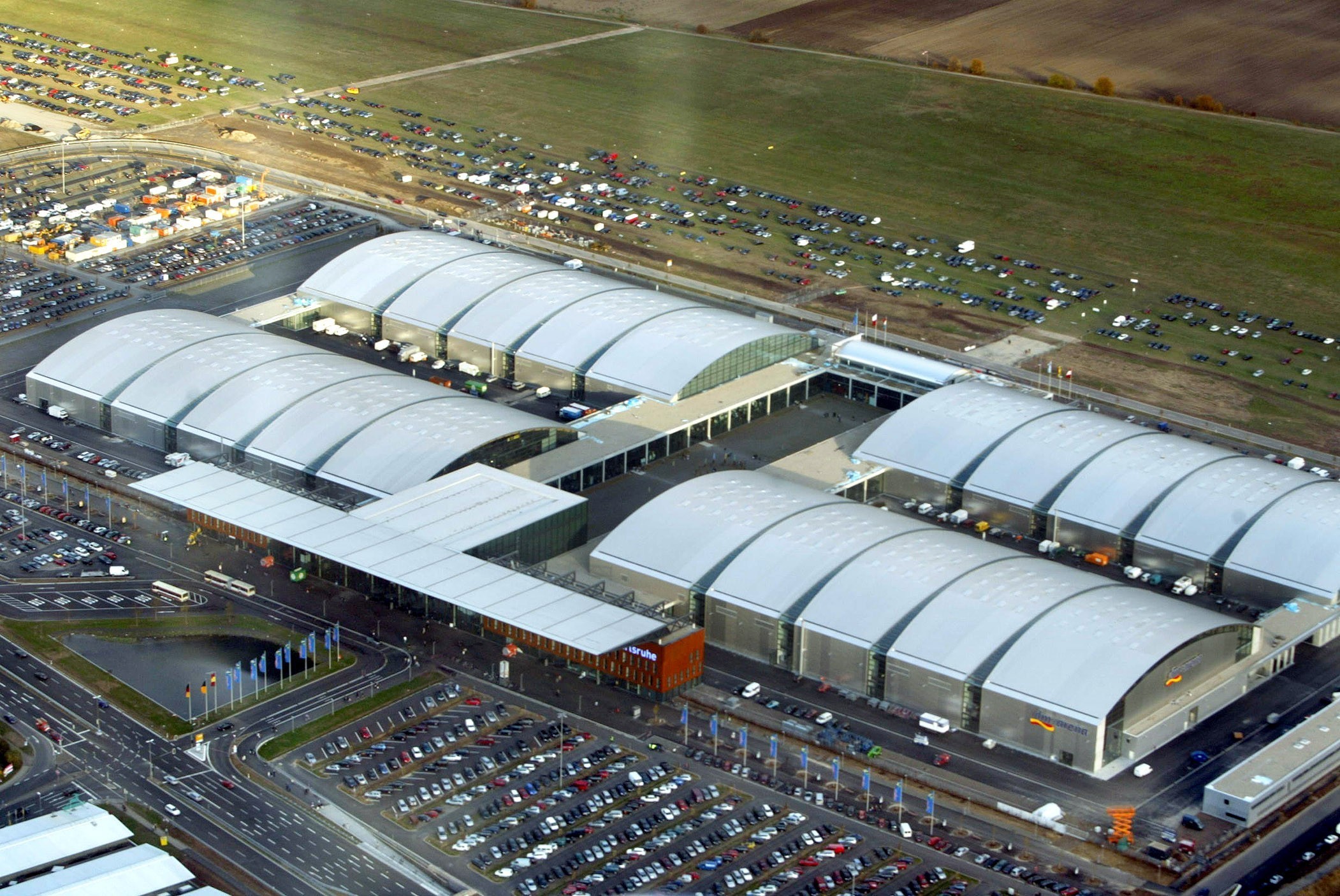 Blick auf die Messe Karlsruhe - vorne rechts die "dm Arena".
An der Messe will die Stadt Karlsruhe mit Partnern aus den Umlandgemeinden noch eine Multifunktionsarena bauen.
