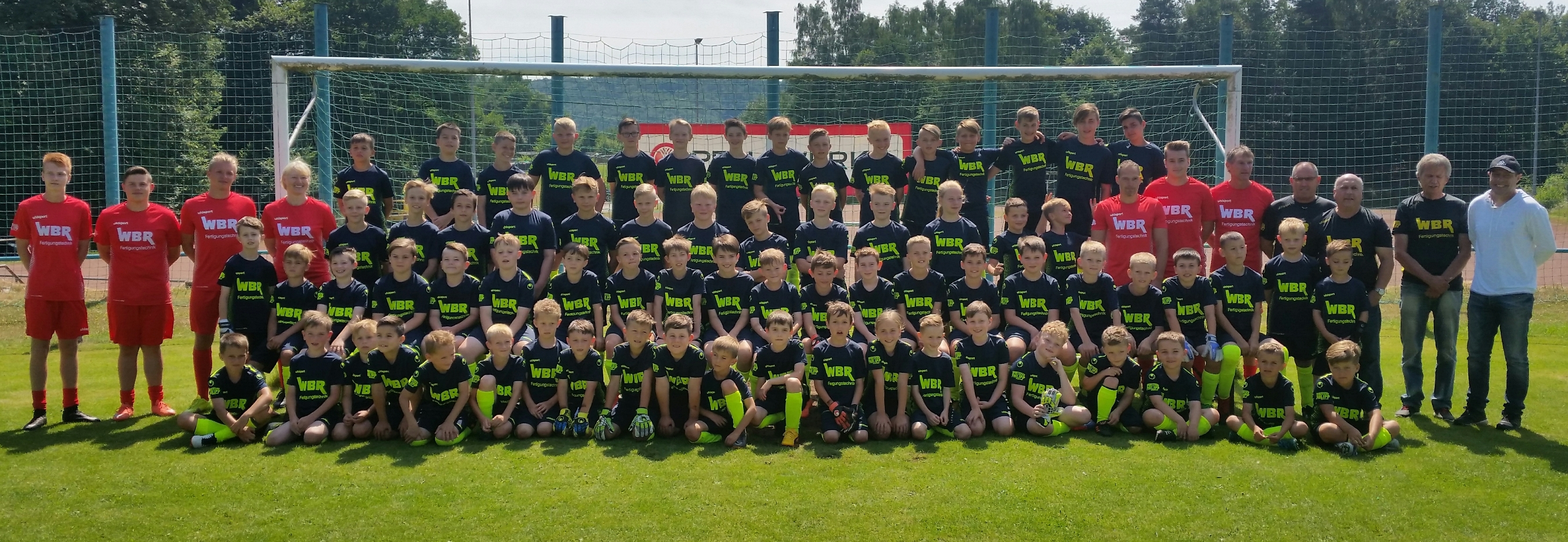 Die teilnehmenden Kinder, Trainer, Helfer und der Sponsor zusammen mit dem ehemaligen FCK-Spieler Axel Roos
