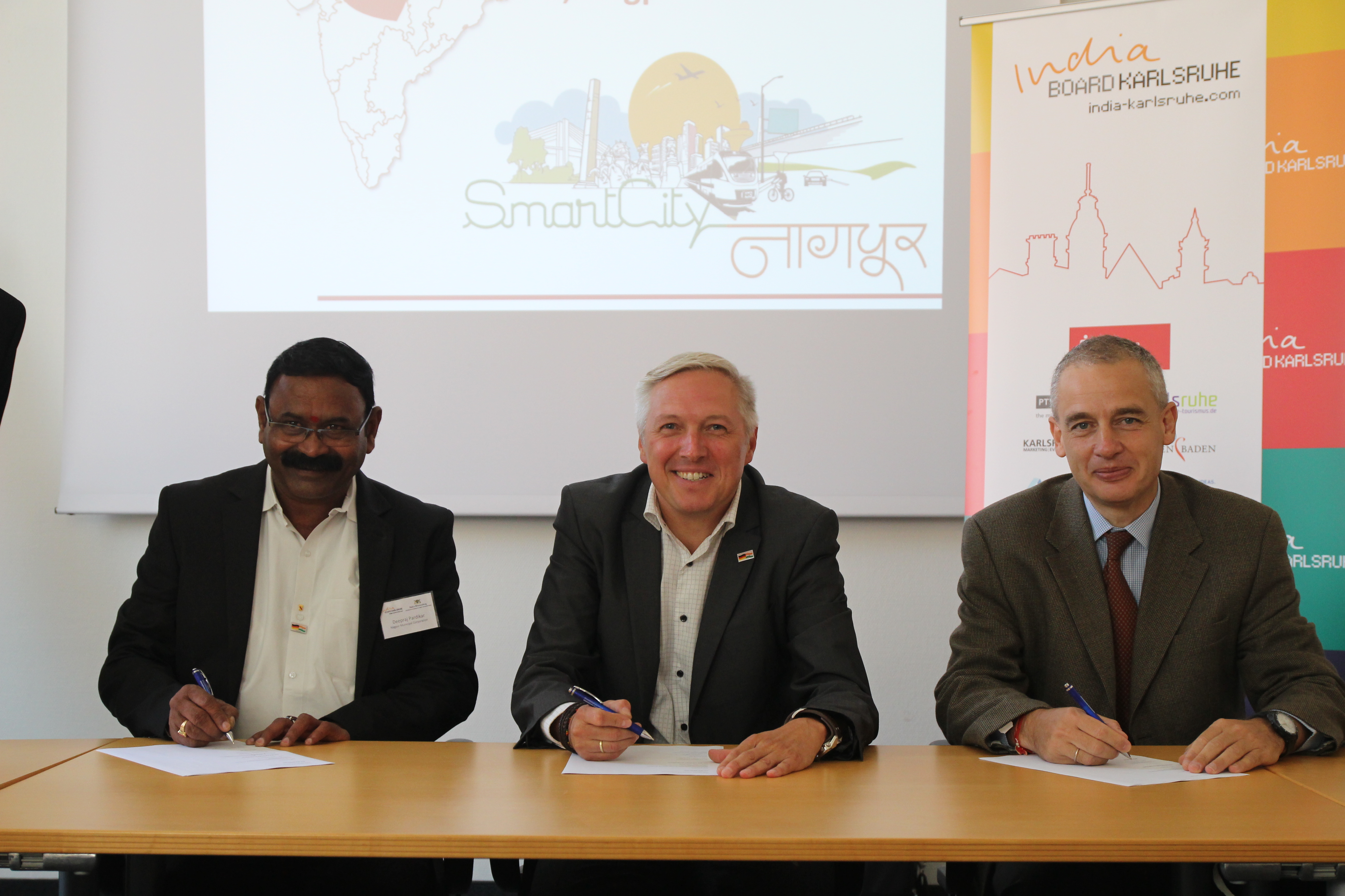 Partnerschaftsvereinbarung unterzeichnet: Pardikar Deepraj, stellvertretender Bürgermeister aus Nagpur, Ralf Eichhorn von der Wirtschaftsförderung Karlsruhe und Dr. Panagiotis Karamanos, "IUC"-Teamleiter für Indien (von links).