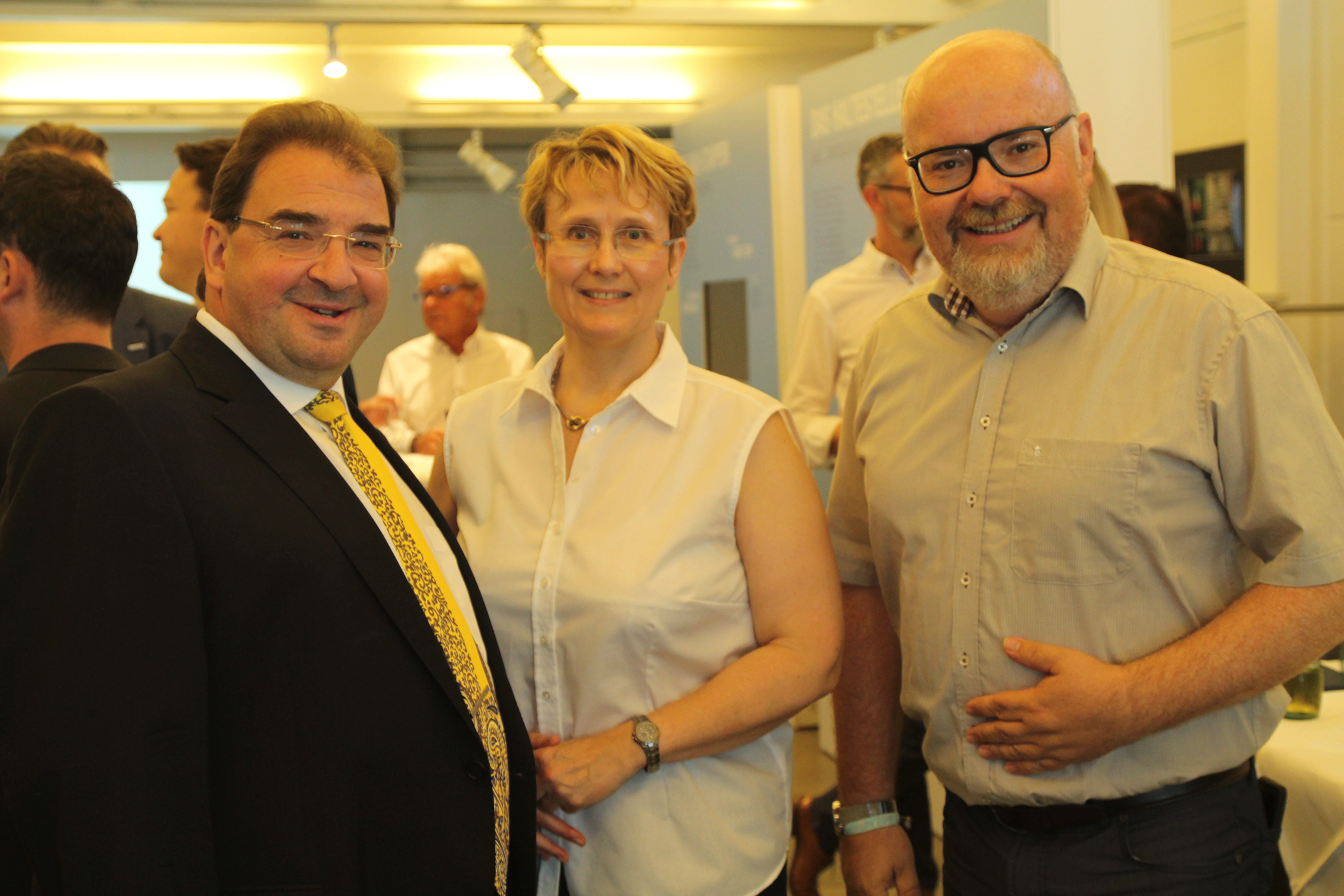 (v.l.) Citymanager Sascha Binoth, Erste Bürgermeisterin Gabriele
Luczak-Schwarz und Martin Wacker, Geschäftsführer der Karlsruhe
Marketing und Event