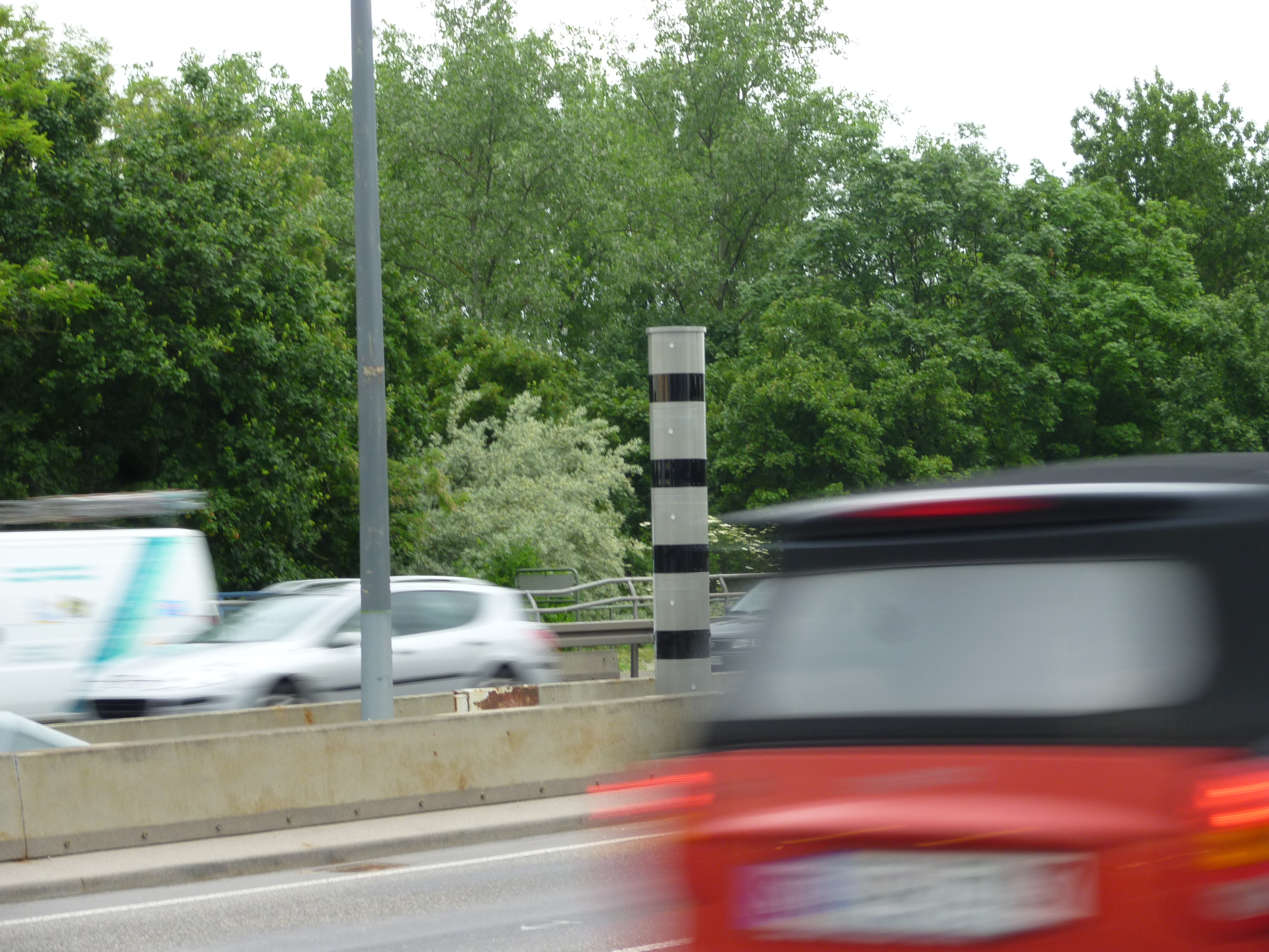 Zu schnell waren im vergangenen Jahr auf der Rheinbrücke zwischen Karlsruhe und Wörth knapp 23.000 Fahrer ...