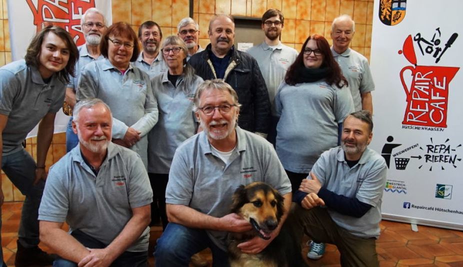 Die Aktiven des Repair Cafés stehen den Besuchern mit Rat und praktischer Unterstützung zur Seite