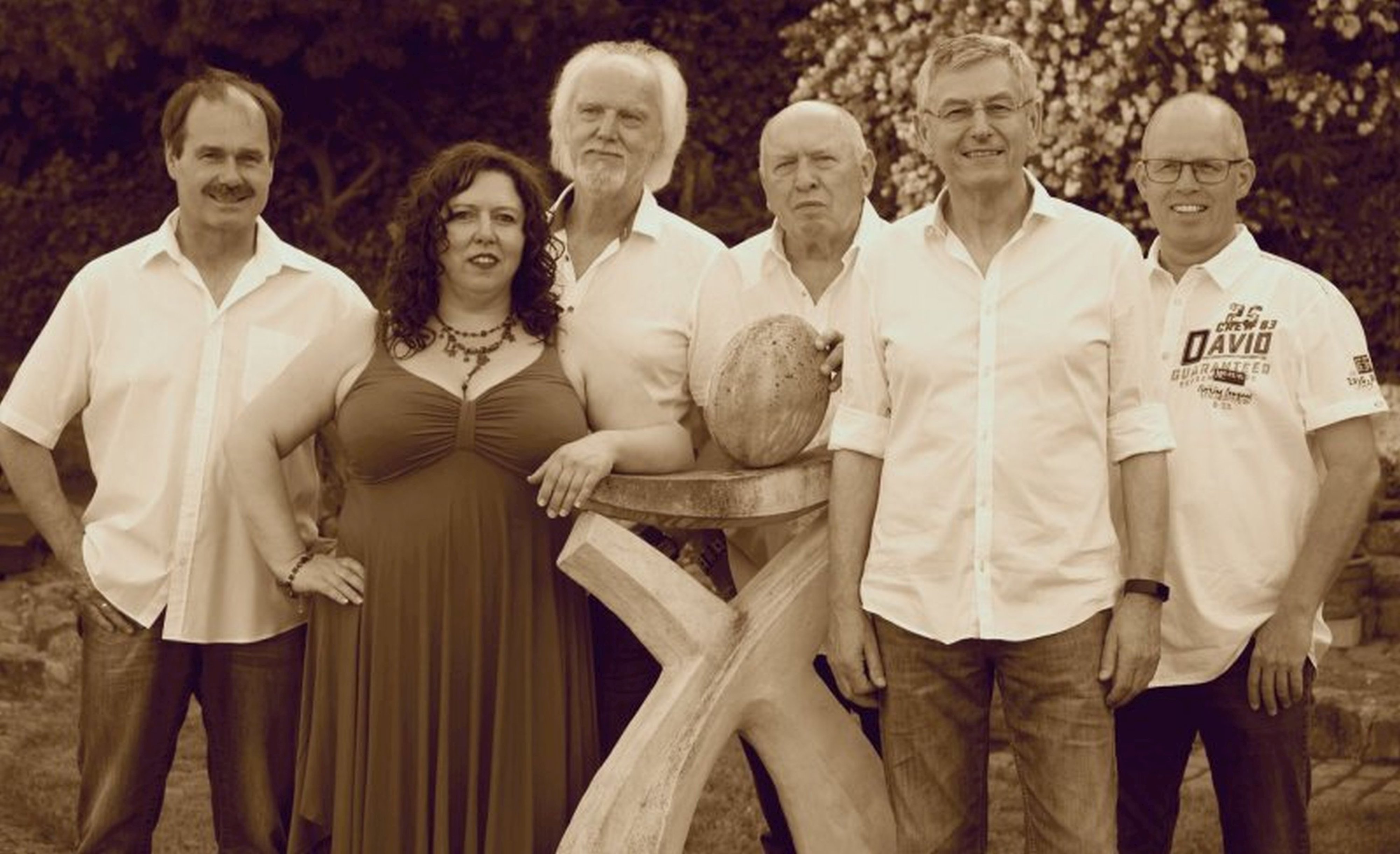 Mit ihrem Programm erinnert die Oldieband an großartige Hits und nimmt das Publikum mit auf eine musikalische Zeitreise mit vielen Highlights aus dieser Epoche.
