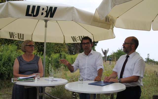 Eva Bell, Präsidentin der LUBW, Staatssekretär Dr. Andre Baumann und Bruchsals Bürgermeister Andreas Glaser stellen das "Citizen Science Projekt" zur Dokumentation seltener Tierarten auf dem Bruchsaler Michaelsberg vor. | Foto: Heike Schwitalla