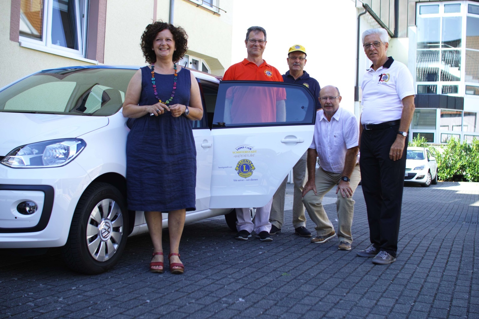 Dr. Dieter Traub, Hagen Funk, Georg Kiefer, Sven Theobald, Edith Sellinger (v.r.n.l.) bei der Schlüsselübergabe.