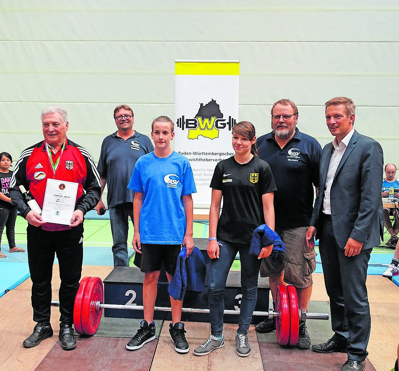 Die drei erfolgreichen Sportler Walter Schüßler, Elias Graze und Kyra Loose mit dem ASV-Vorsitzenden Joachim Loose, Abteilungsleiter Thomas Roß und Bürgermeister Stefan Schmutz.