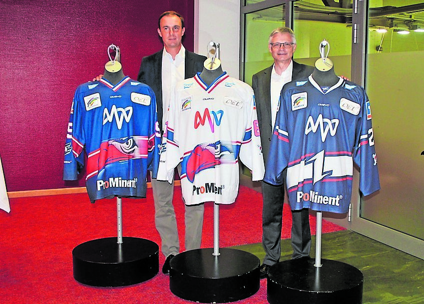 Daniel Hopp (links) und Dr. Georg Müller präsentieren die neuen Adler-Trikots.