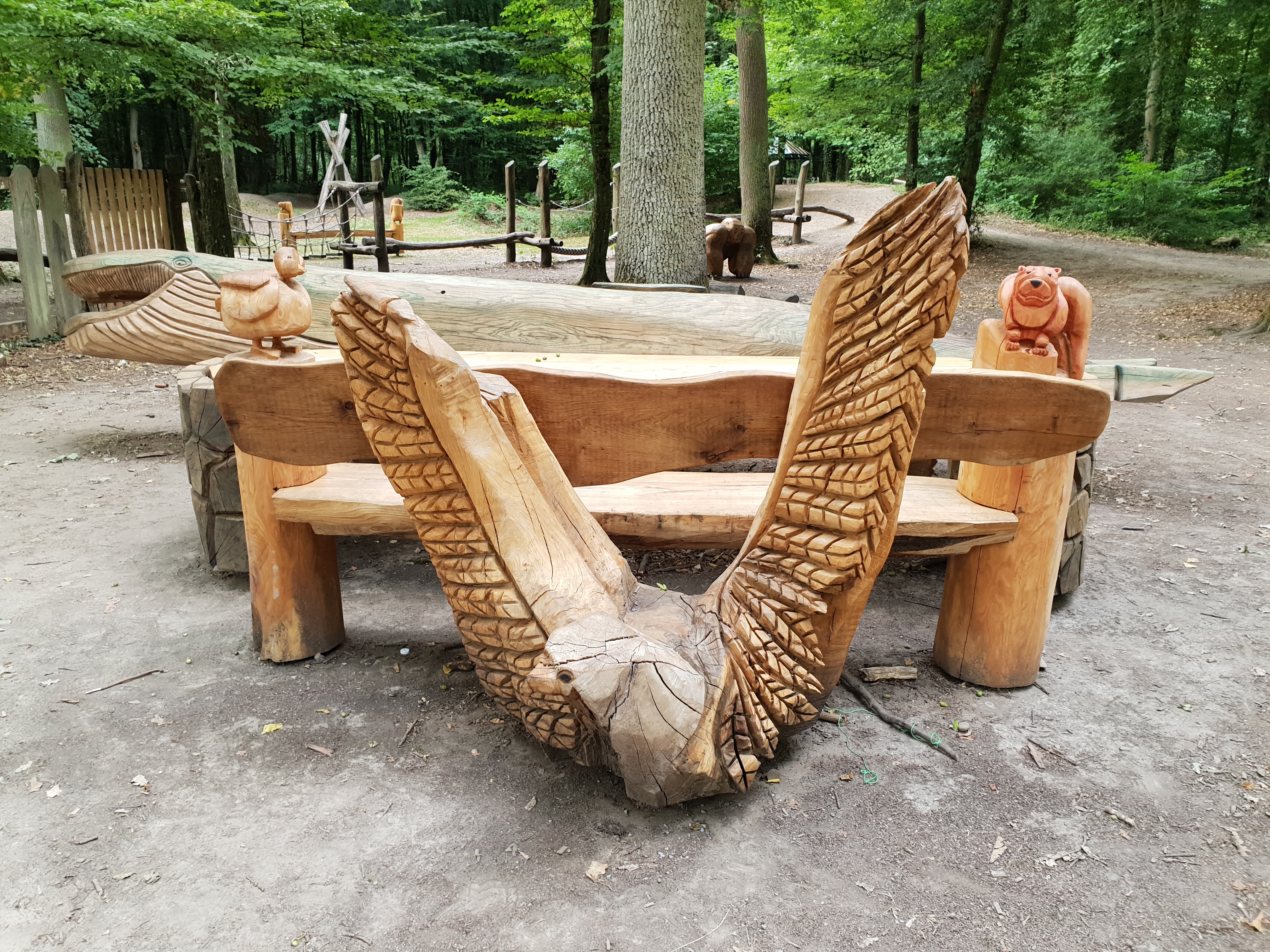 Eine attraktive Sitzgruppe mit Tierfiguren ist beim Waldspielplatz am Affenplätzle im Oberwald entstanden.