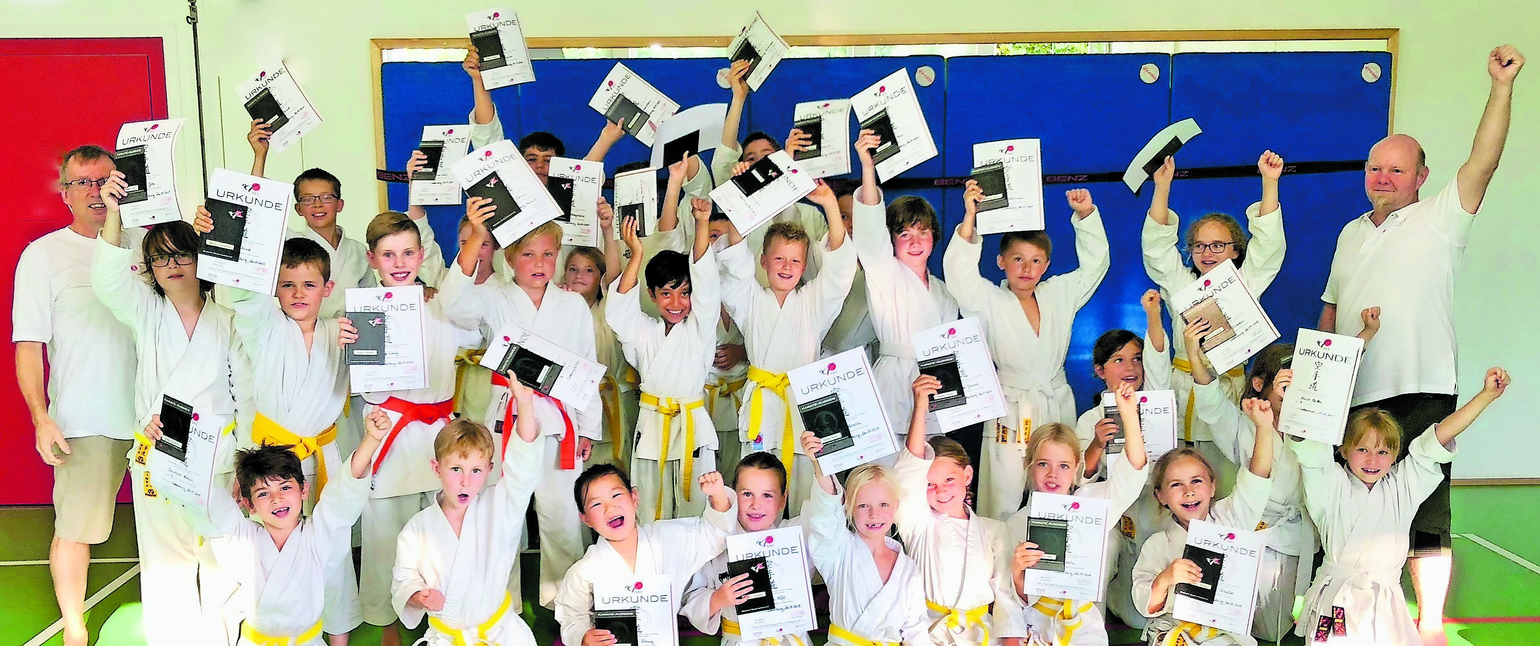 33 erfolgreiche und glückliche Karateka strahlten um die Wette.