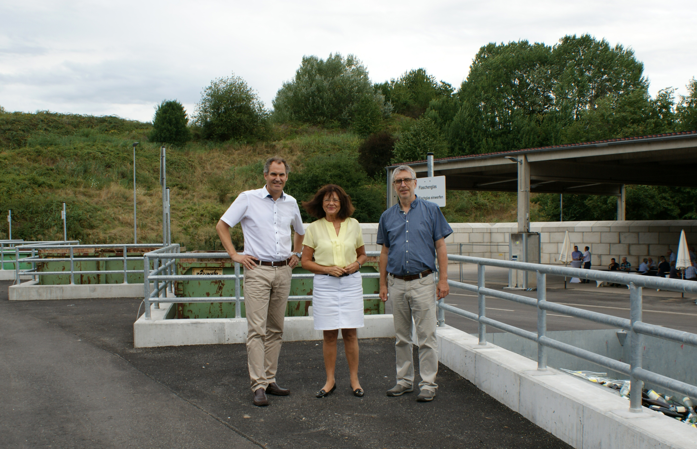 Alles neu: Landrat Dietmar Seefeldt, Theresia Riedmaier und der Werkleiter des Eigenbetriebs Wertstoffwirtschaft Hans Volkhardt (v.l.n.r.) begutachteten das umgebaute
Wertstoffwirtschaftszentrum Süd.