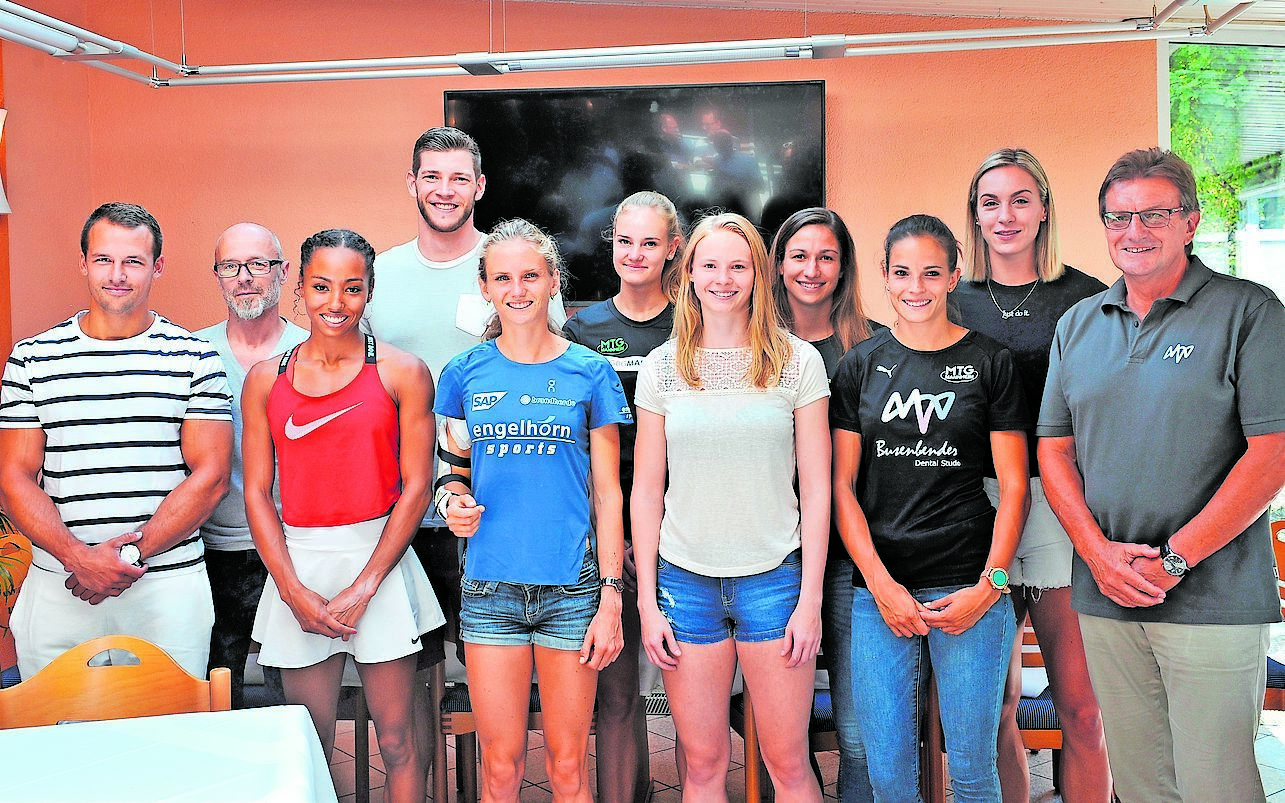 Berlin - wir kommen: Die EM-Teilnehmer der MTG Mannheim (von links):
Christian Stang, Alexander Stang, Jacqueline Otchere, Andreas Hofmann, Fabiene Amrhein, Hannah Mergenthaler, Jessica-Bianca Wessolly, Ricarda Lobe, Nadine Gonska, Alexandra Burghardt und Trainer Rüdiger Harksen. Es fehlen Shanice Craft und Patrick Domogala, die beide schon ins Trainingslager vorgefahren waren.