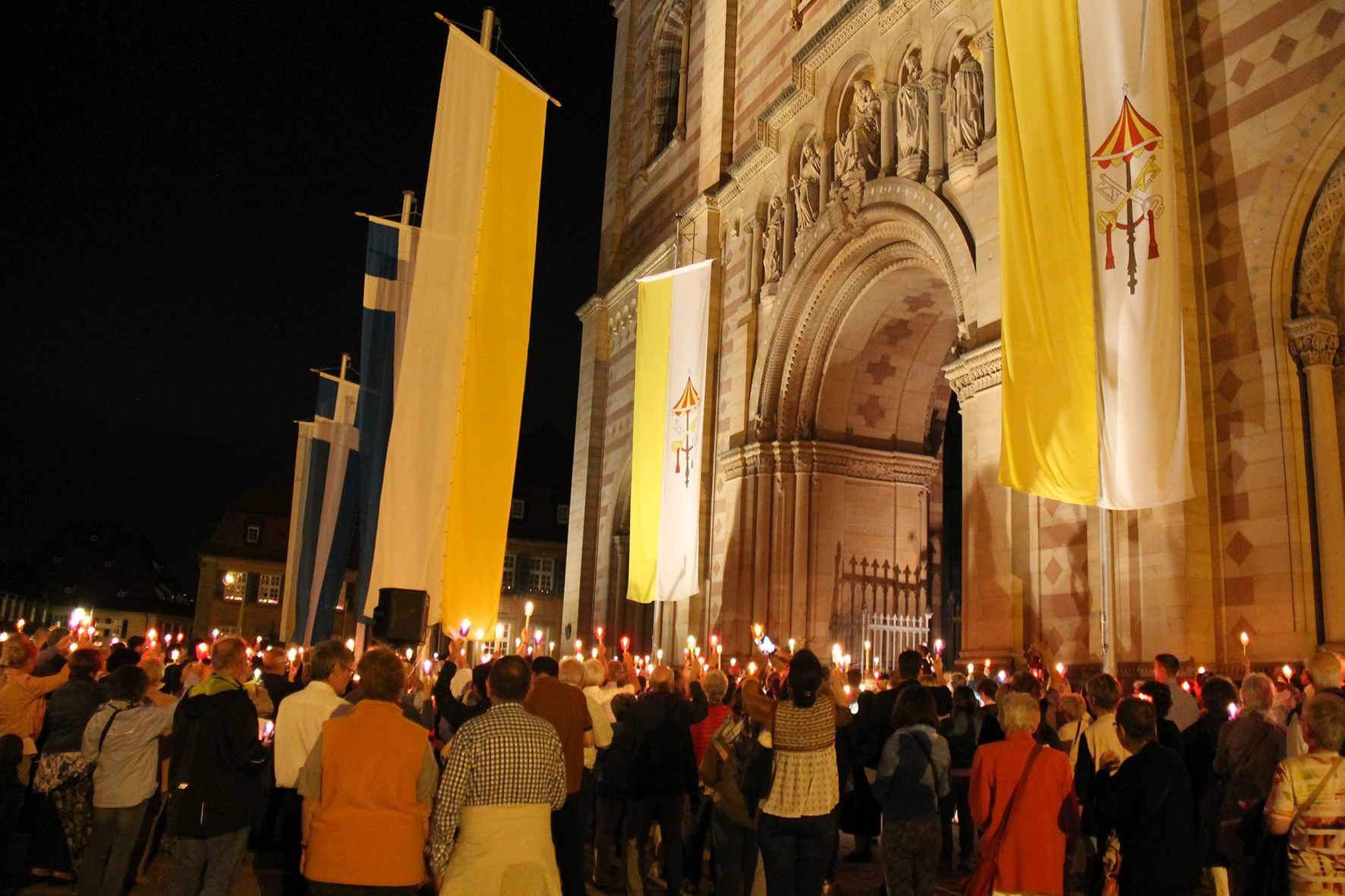 Abschluss der Marienprozession vor dem Dom.