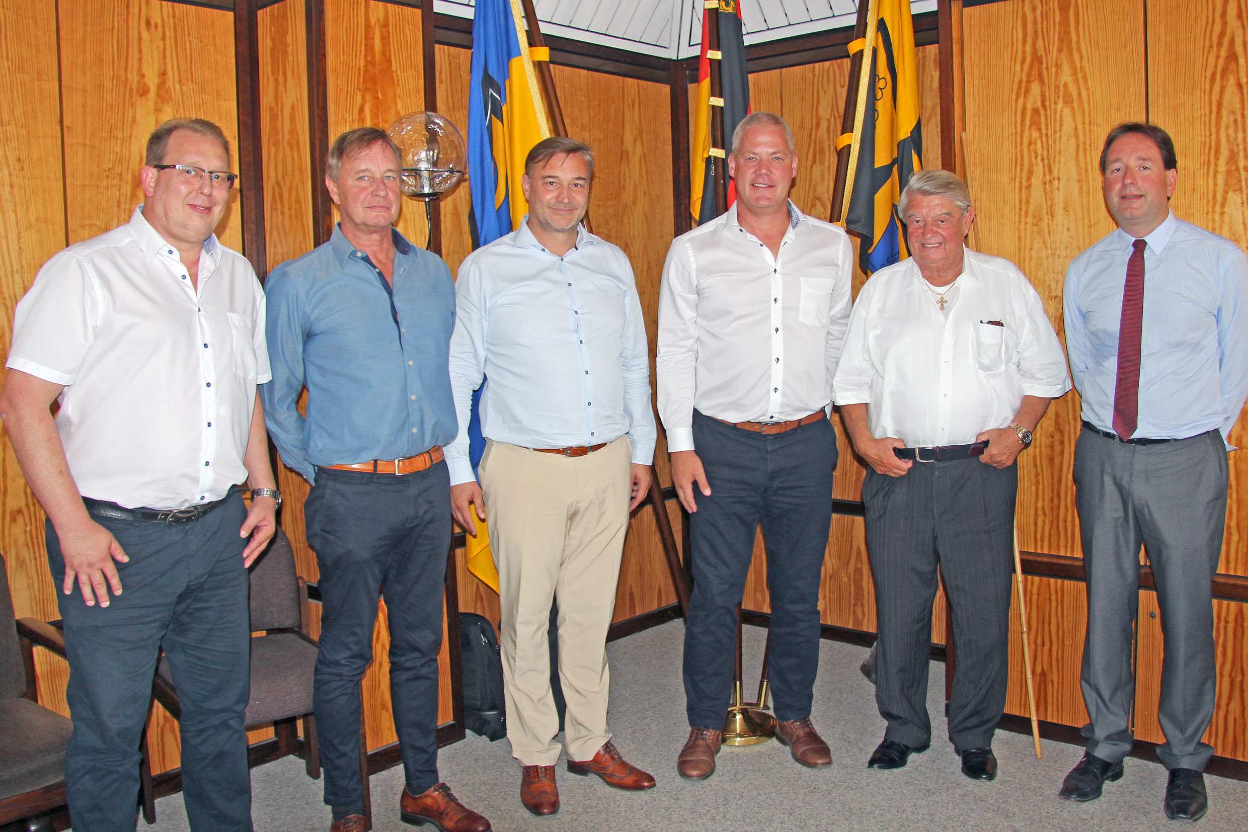 Gemeinsames Foto nach der Unterzeichnung des Grundstückskaufs: Notar Markus Stuppi, Werner Gutperle, Ralf Hechler, René Gutperle, Michael Tekath und Marcus Sauter vom Liegenschaftsamt der Verbandsgemeinde (von rechts nach links)