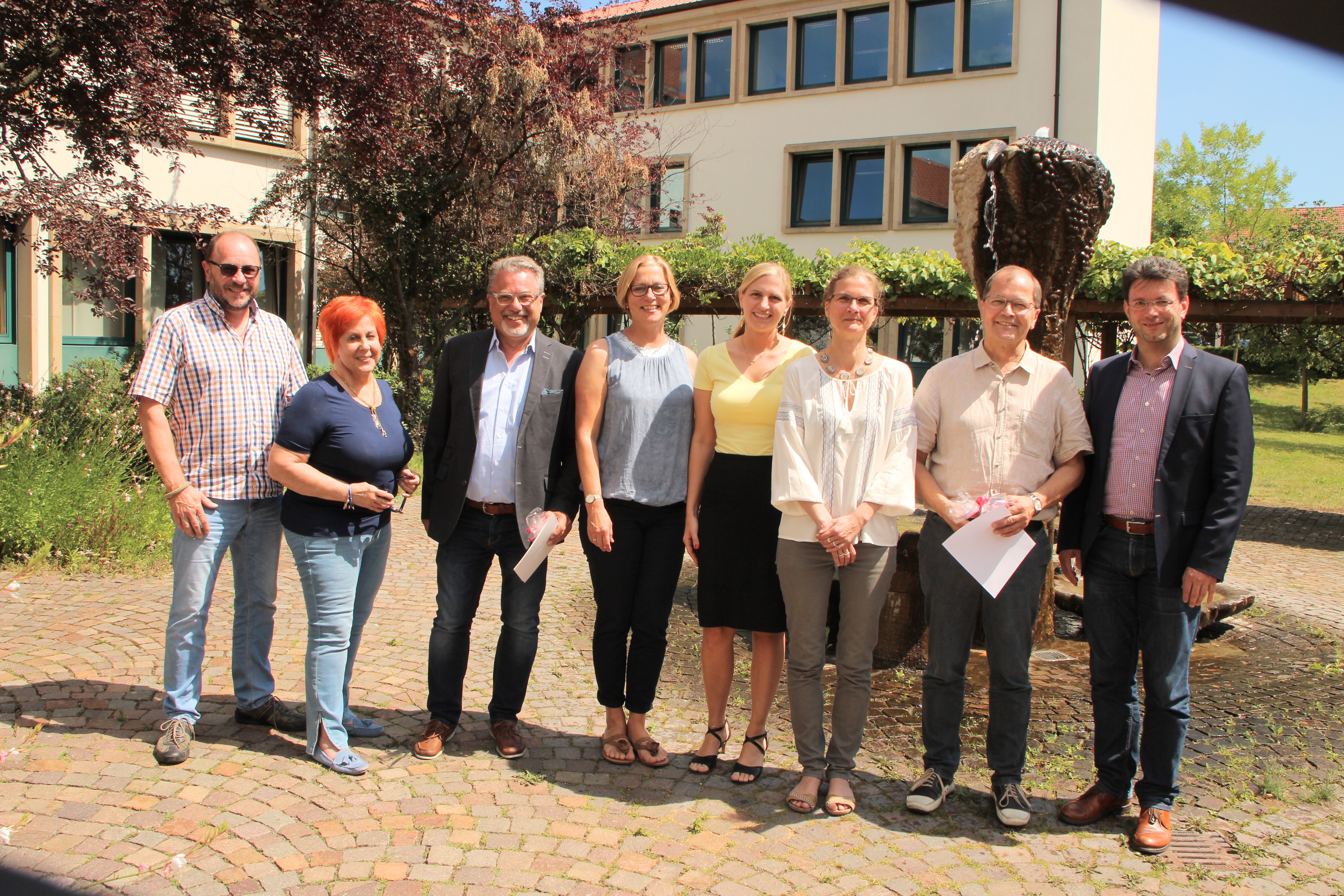 v.l.n.r.: Wolfgang Schmitt, Beigeordnete Heidi Langensiepen, Roland Poh, Sabine Sattler, Kerstin Carone, Dr. Britta Hallmann-Preuß, Hans Dreyer und Bürgermeister Christoph Glogger beim anschließenden Fototermin vor dem Rathaus.
