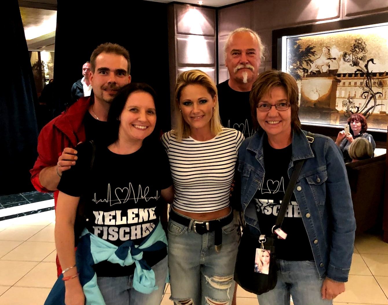 Leserreporterin Monika Richter (rechts) mit Familie bei Helene Fischer (Mitte).