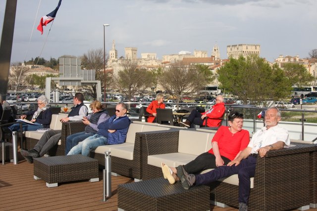 Entschleunigung und Entspannung in der Sonne mit der sehenswerten Kulisse der Stadt Avignon im Hintergrund. | Foto: Ulrich Arndt