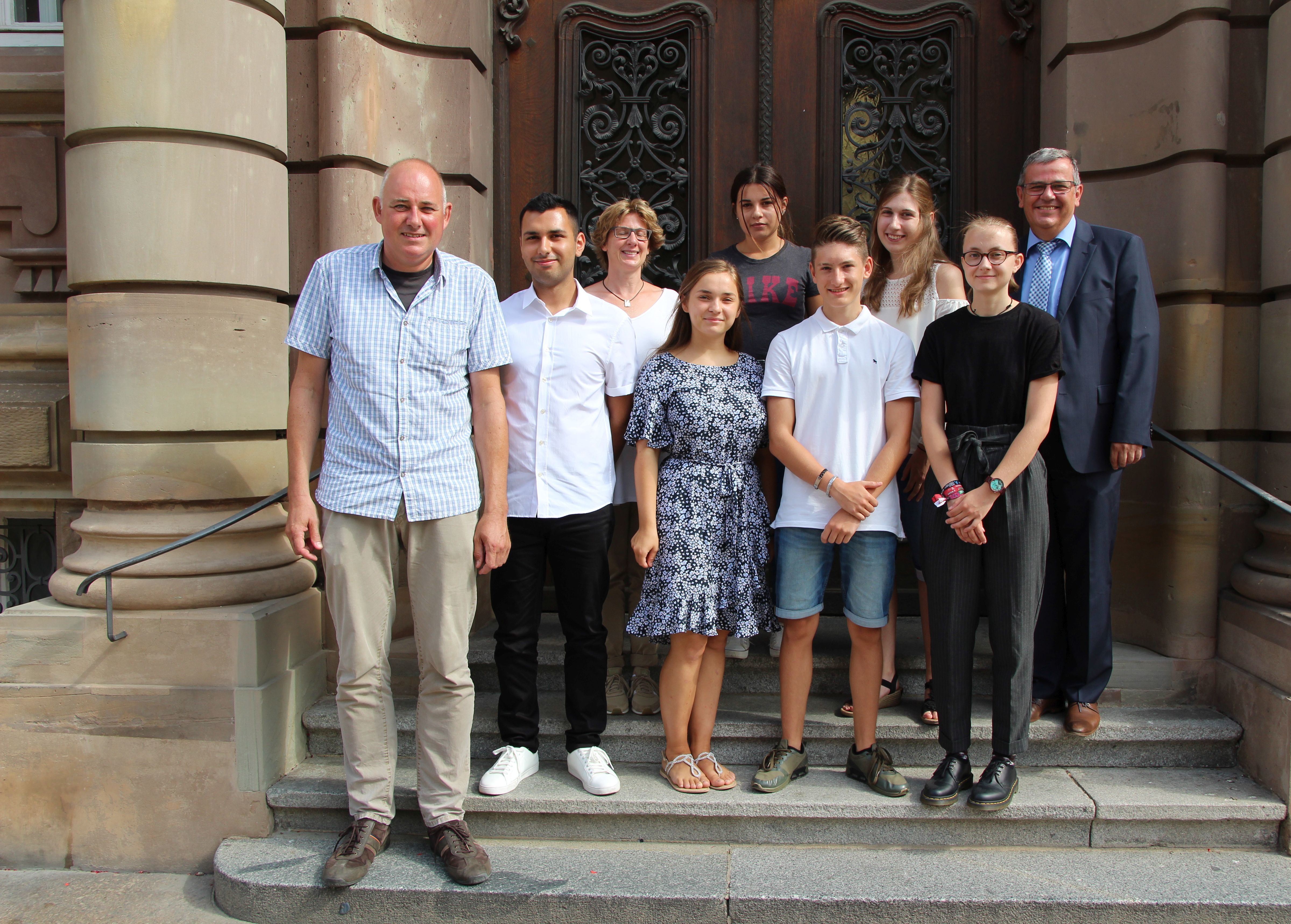 Gruppenbild vor dem Stadthausportal mit Oberbürgermeister Hansjörg Eger, Klaus Oechsler (1.V.li.) und Alexandra Bayer (3.v.li.).