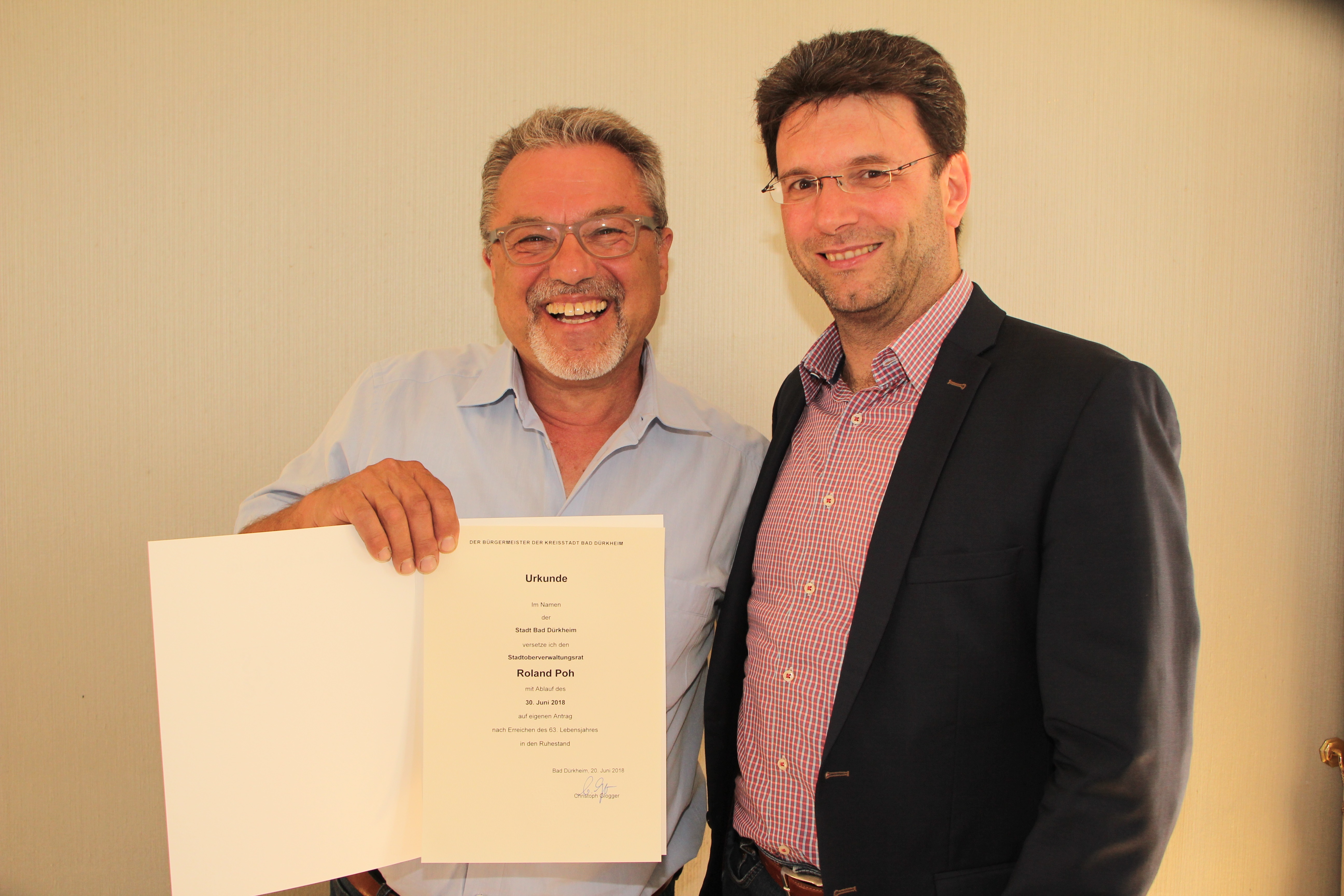 Bürgermeister Christoph Glogger (rechts) verabschiedete Roland Poh in den Ruhestand.
