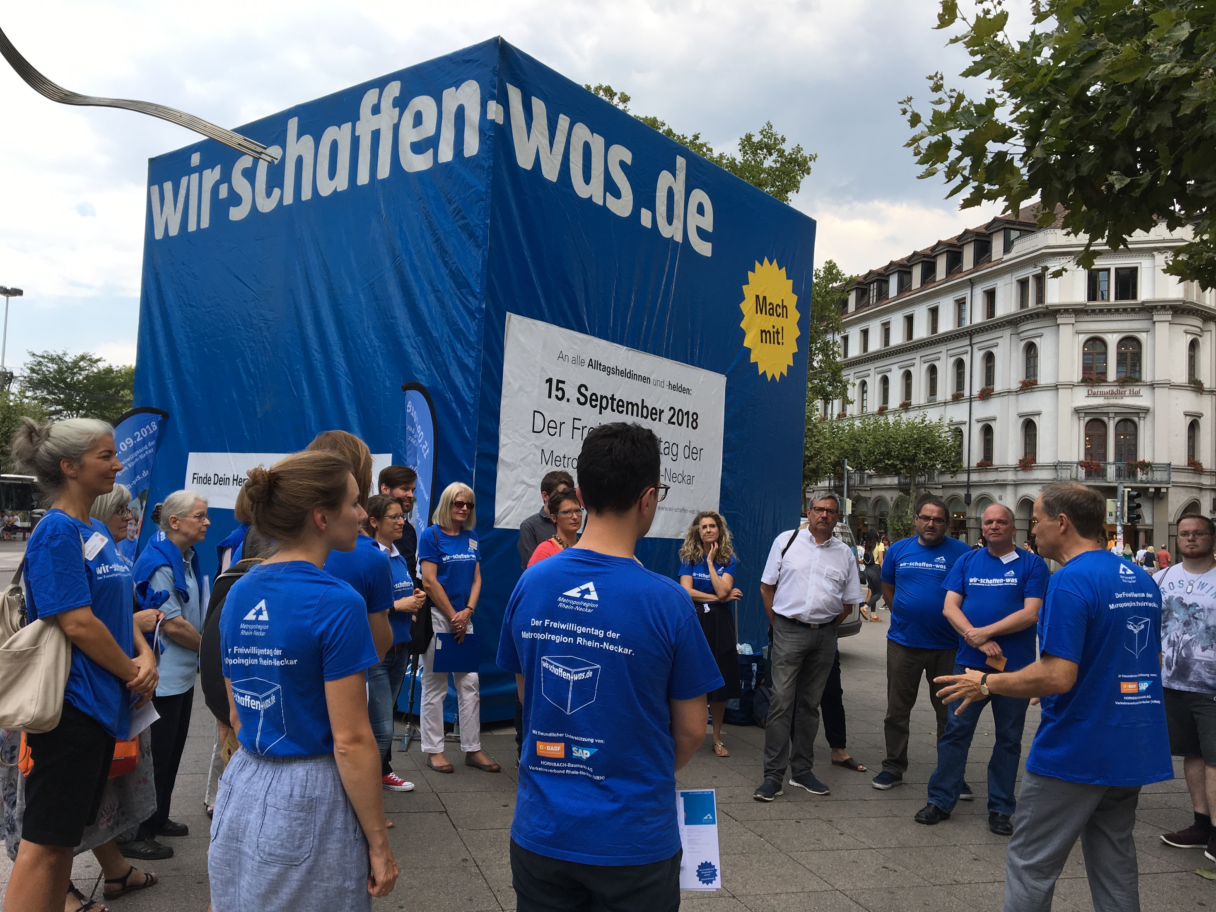 Blaue Riesenwürfel werben an prominenten Plätzen in Ludwigshafen, Mannheim, Heidelberg (Bild) und Viernheim für die Beteiligung an Deutschlands größtem Freiwilligentag am 15. September.