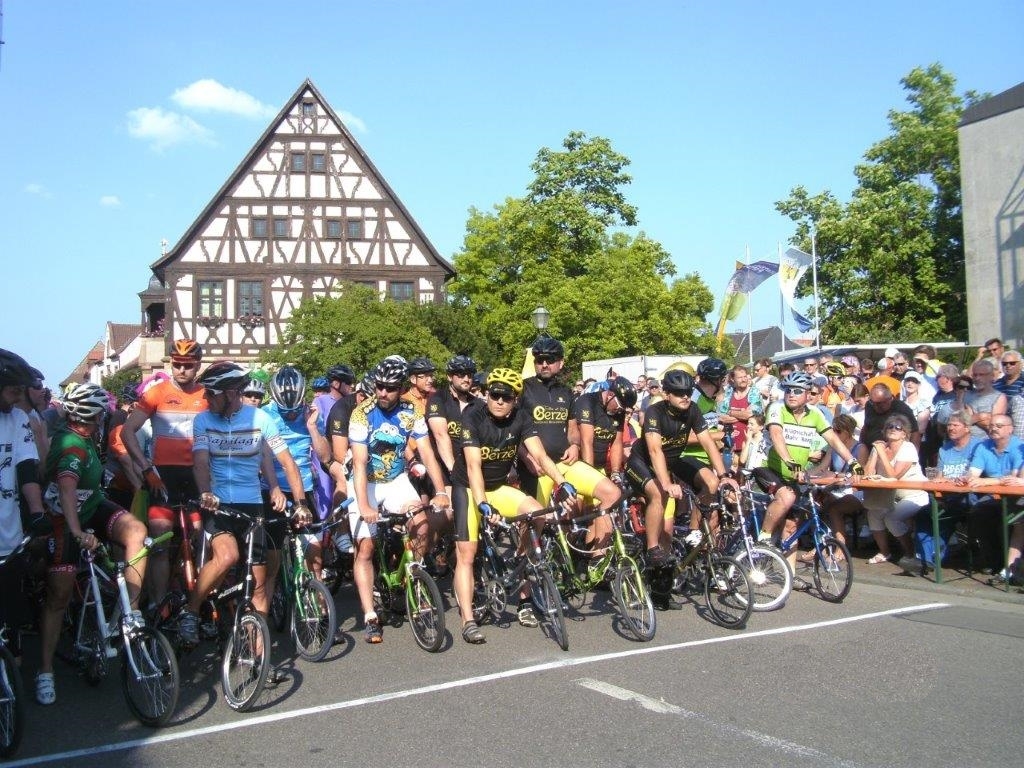 Im Rahmen des Radrenntags veranstaltet der Radfahrerverein Viktoria 05 e.V. das erste Lingenfelder Klappradrennen.
