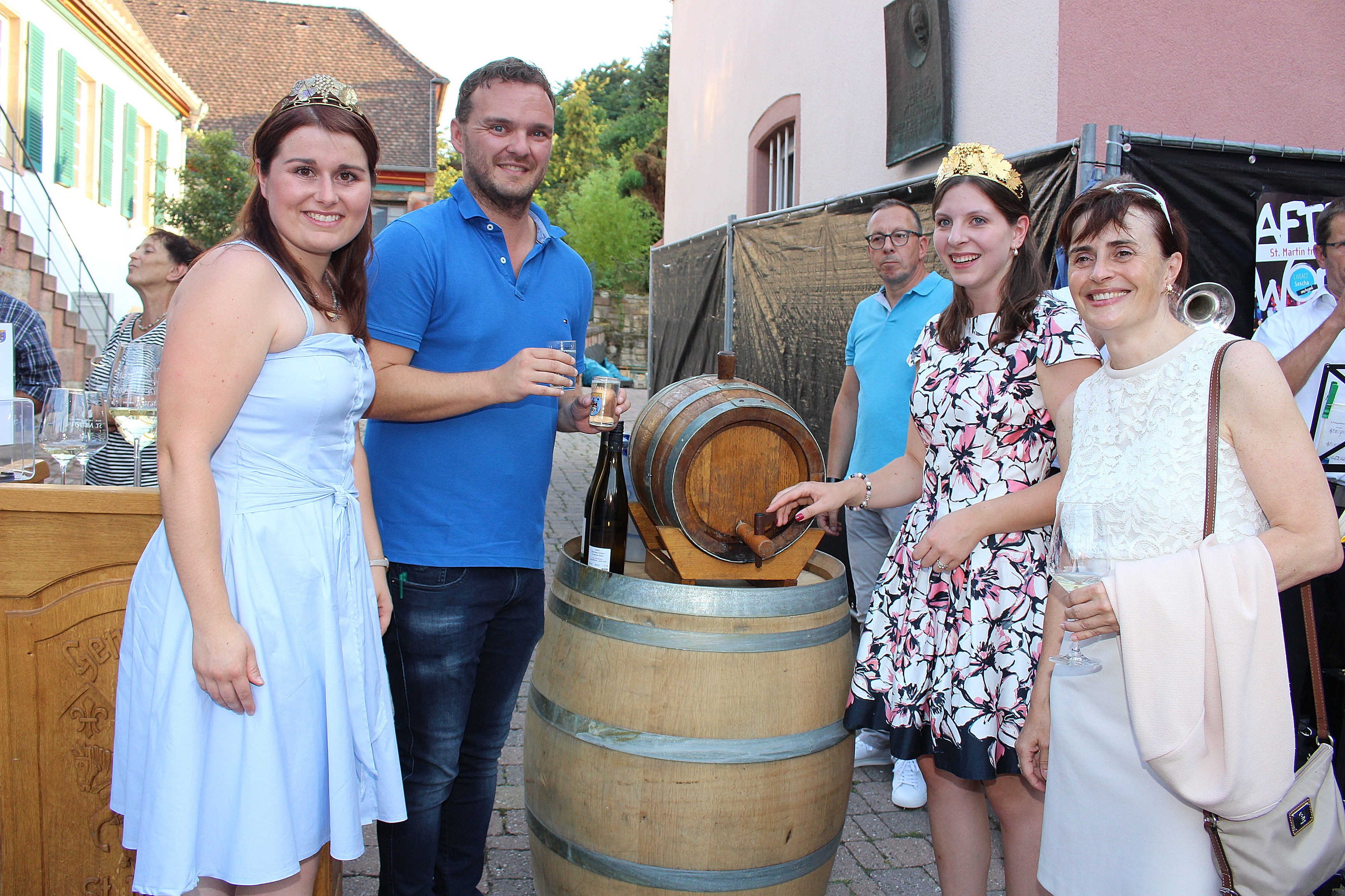 Weinprinzessin Kerstin Riesterer aus Kirrweiler, Bürgermeister Timo Glaser, Weinprinzessin Daniela Hormuth aus St. Martin und Verbandsbürgermeisterin Gabriele Flach beim Fassweinanstich.