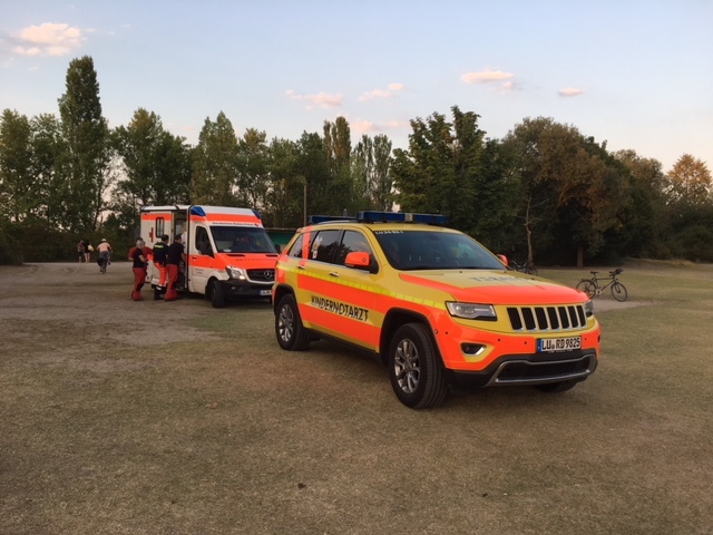 Beim Eintreffen der Freiwilligen Feuerwehr Speyer war der Rettungsdienst mit einem Rettungswagen, dem Kindernotarzt und einem Rettungshubschrauber sowie die Polizei mit einem Fahrzeug schon vor Ort.