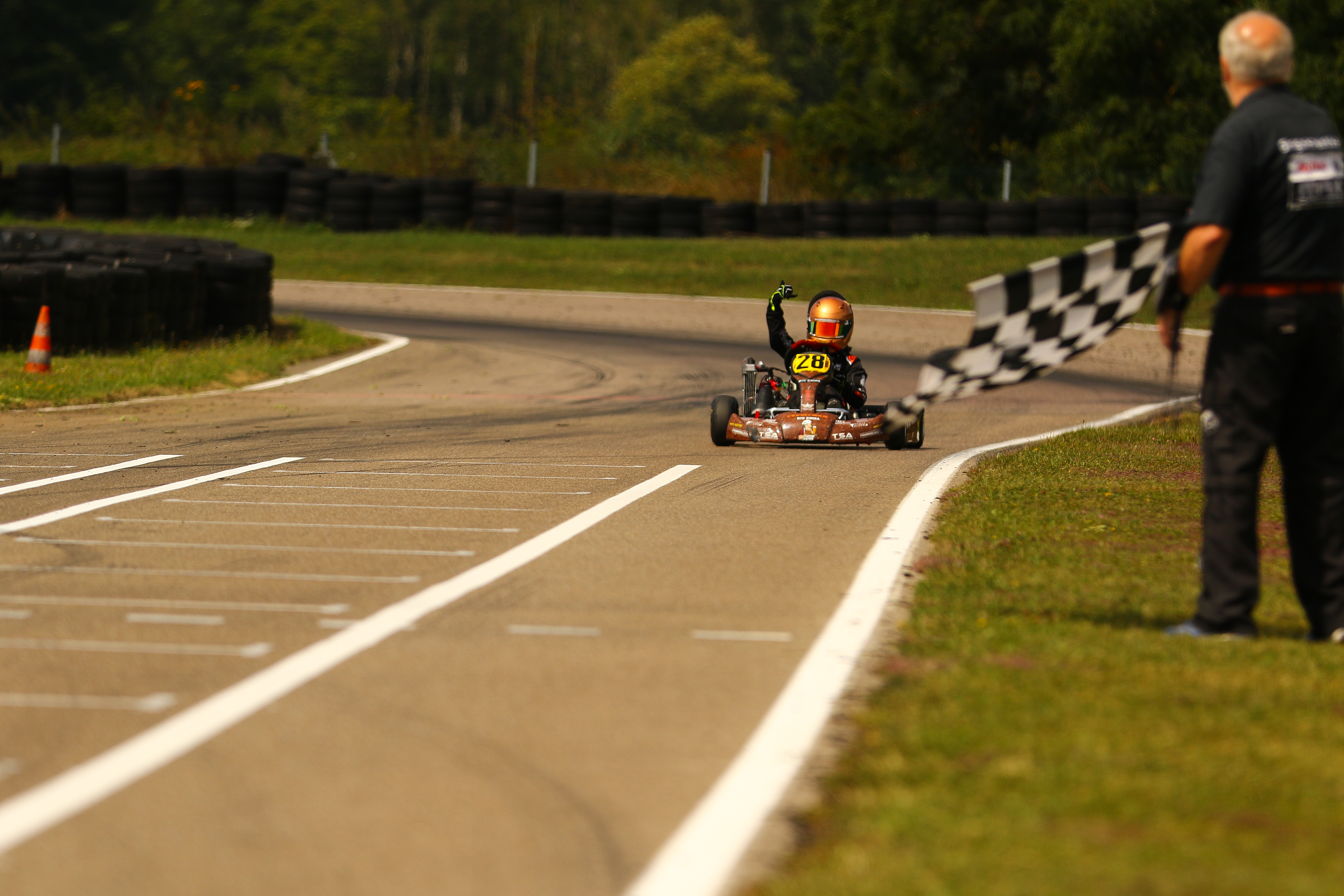 Freude über den Doppelsieg in Bopfingen!
Ein perfektes Wochenende mit erneuter Pole Position und 50 Punkten aus zwei Rennen... Nun gilt es diese Performance auch in den verbleibenden vier Rennen zu zeigen...
