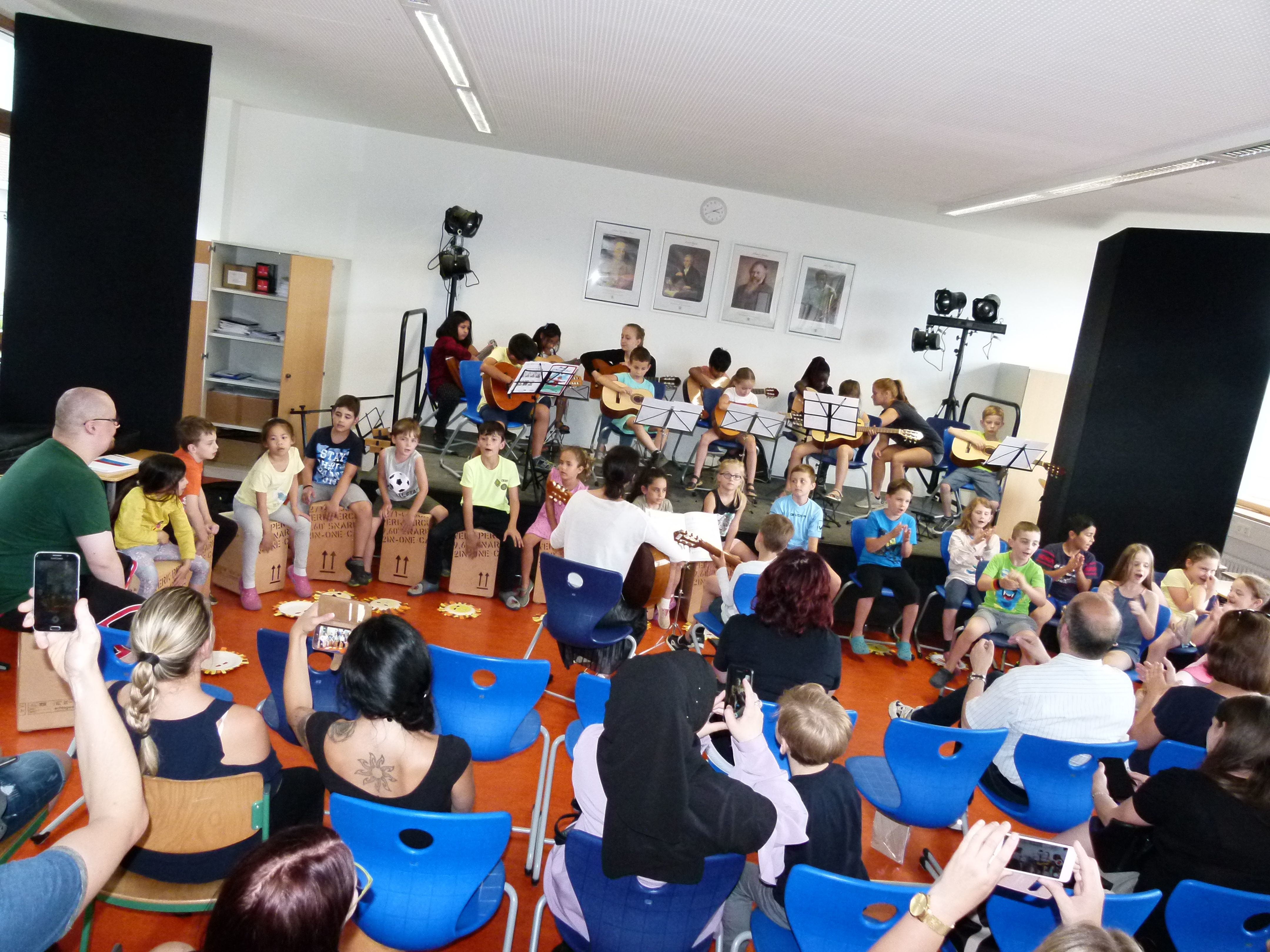 Gitarren, Cajones und kräftige Stimmen beim Vorspielen in der Stirumschule