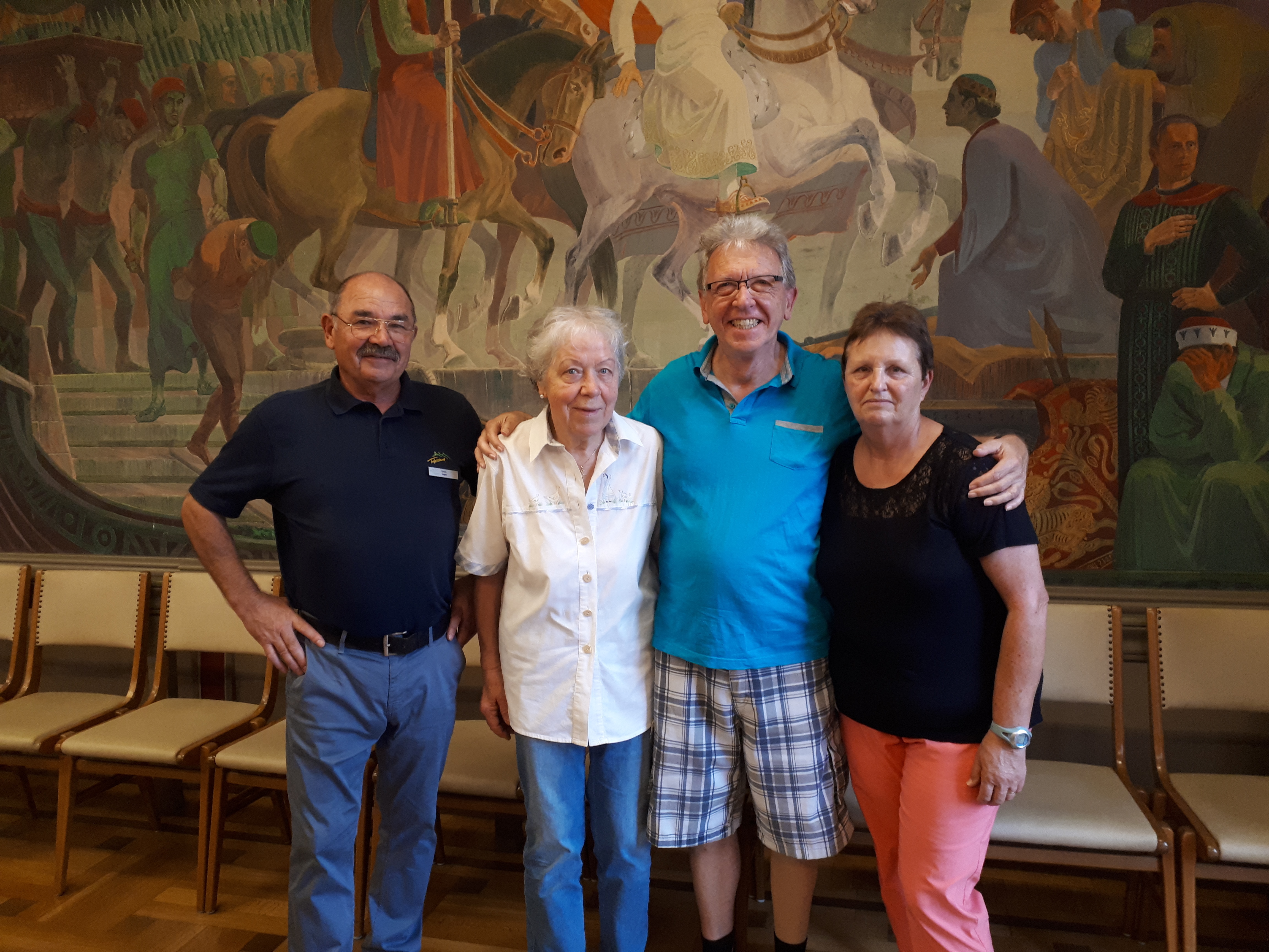 Annweiler. Im Rathaussaal der Stadt Annweiler wurden am Mittwoch, 1. August, das Ehepaar Bärbel und Karl-Heinz Ertle aus Ulm für ihre langjährige Treue zur Urlaubsregion Trifelsland geehrt. Die Ehrung führte Erwin Unger, zertifizierte Gästeführerin der Urlaubsregion Trifelsland, durch.
Familie Ertle verbrachte bereits zum 25. Mal ihren Urlaub in der Ferienregion Trifelsland. Zu zweit genießen sie die Urlaubstage am liebsten bei erholsamen Wanderungen im Pfälzer Wald. Sie besuchen auch gerne die Weinfeste entlang der Südlichen Weinstraße. Mit ihrer Gastgeberin Frau Wissing verbindet sie heute eine enge persönliche Freundschaft und sie fühlen sich in dem Ferienhaus (Feriendorf Eichwald) in Gossersweiler-Stein sehr wohl. Bei einem Gläschen Wein erzählte Herr Unger den langjährigen Pfalzfreunden so manches Interessantes über die Urlaubsregion.
Als kleines Dankeschön für ihre langjährige Treue erhielten sie ein Präsent und eine Urkunde mit Anstecknadel für besondere Kennerschaft und für die große Treue und Verbundenheit zur Urlaubsregion Trifelsland. vgv
v.l.n.r. Gästeführer Erwin Unger, Karin Wissing, Karl-Heinz und Bärbel Ertle.