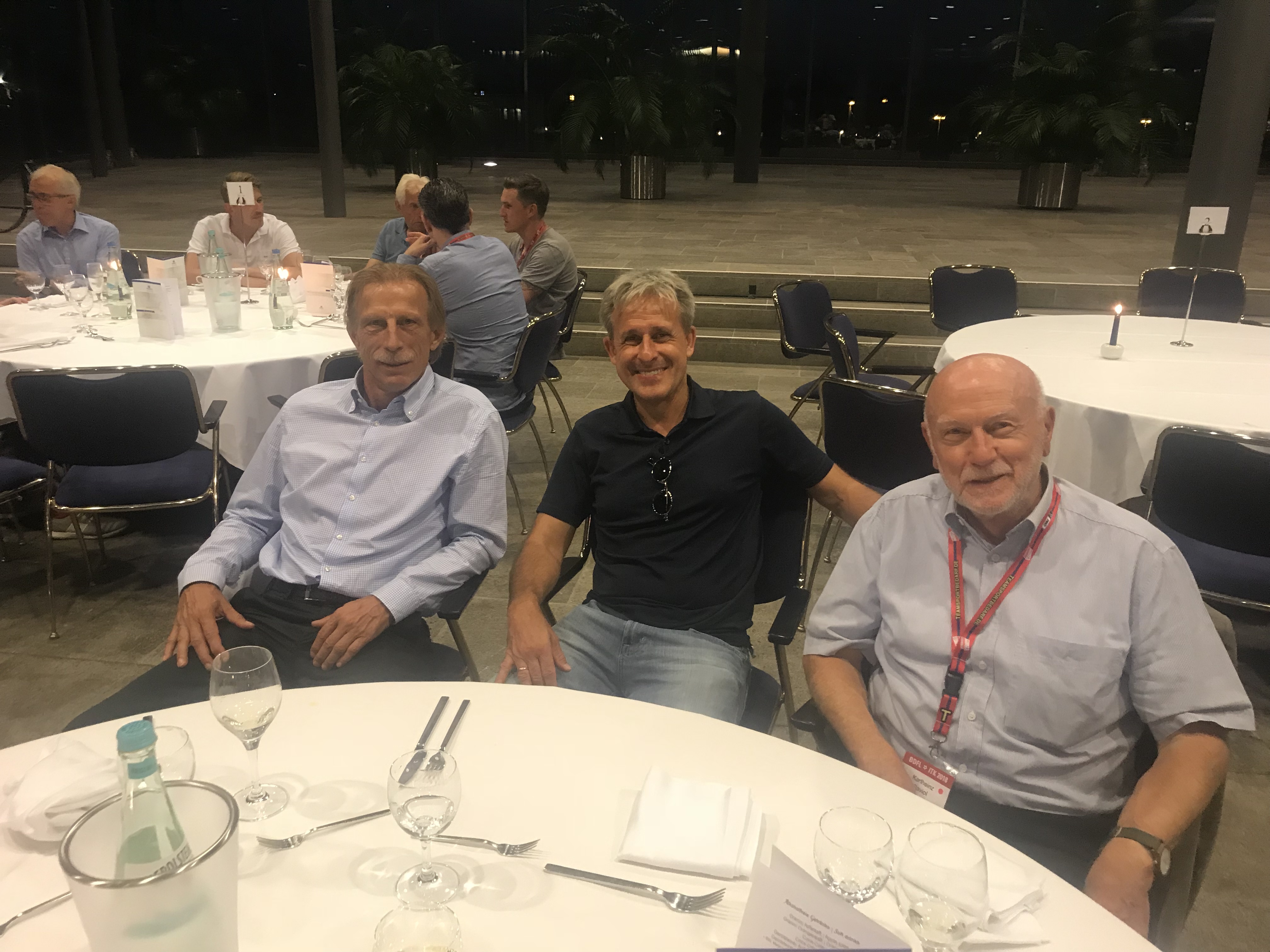 Analysierten das WM-Ausscheiden: Christoph Daum, Pierre Littbarski und der Durlacher Karlheinz Raviol, Marketingchef des BDFL.