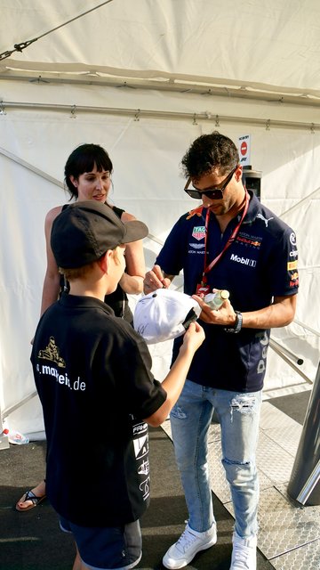 Daniel Ricciardo beim Unterschreiben meiner Mütze... | Foto: Max Reis Presse
