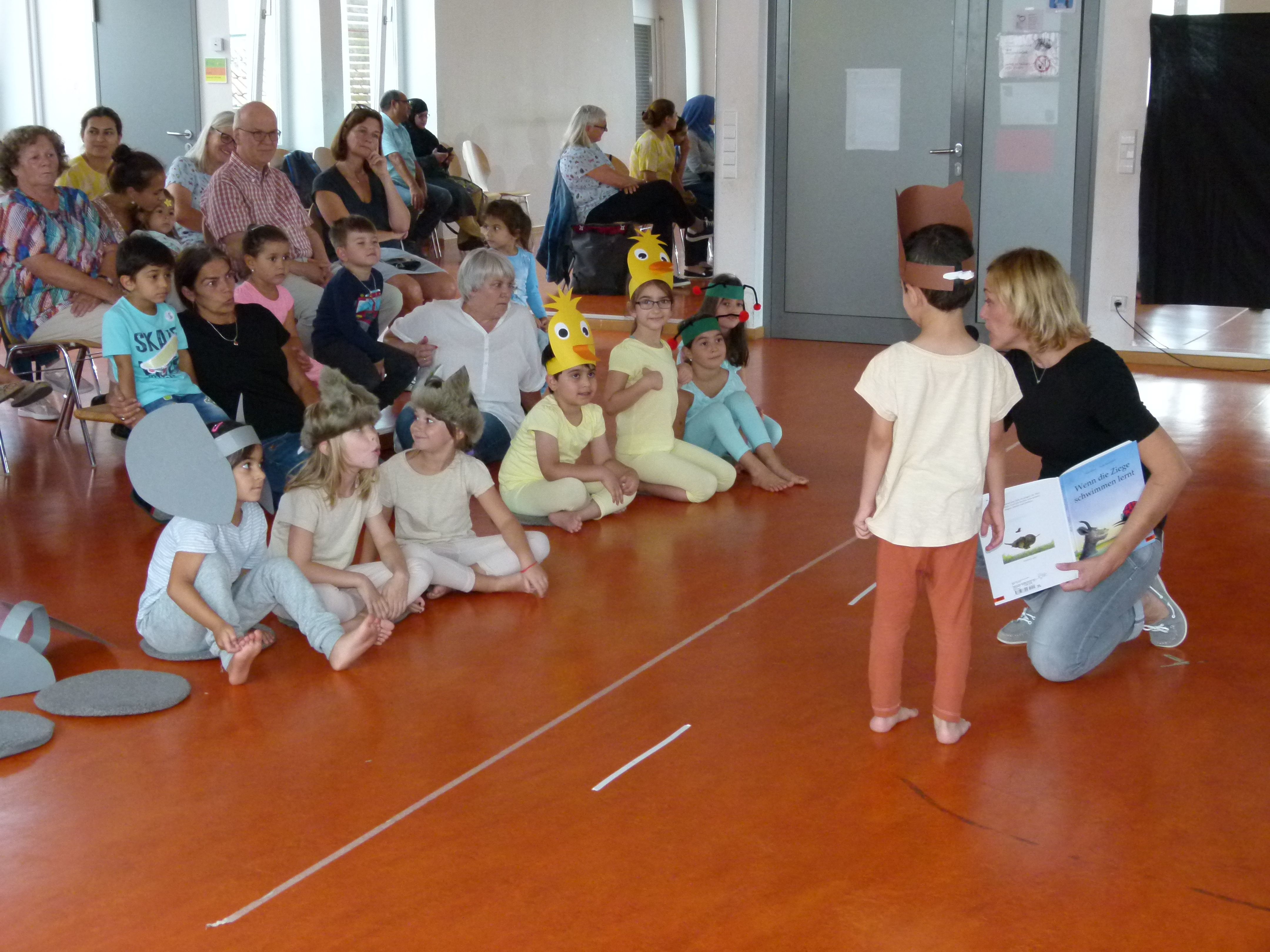 Mit den Mitteln der Theatralen Sprachförderung vermittelt Beate Metz (rechts) Freude an der Sprache