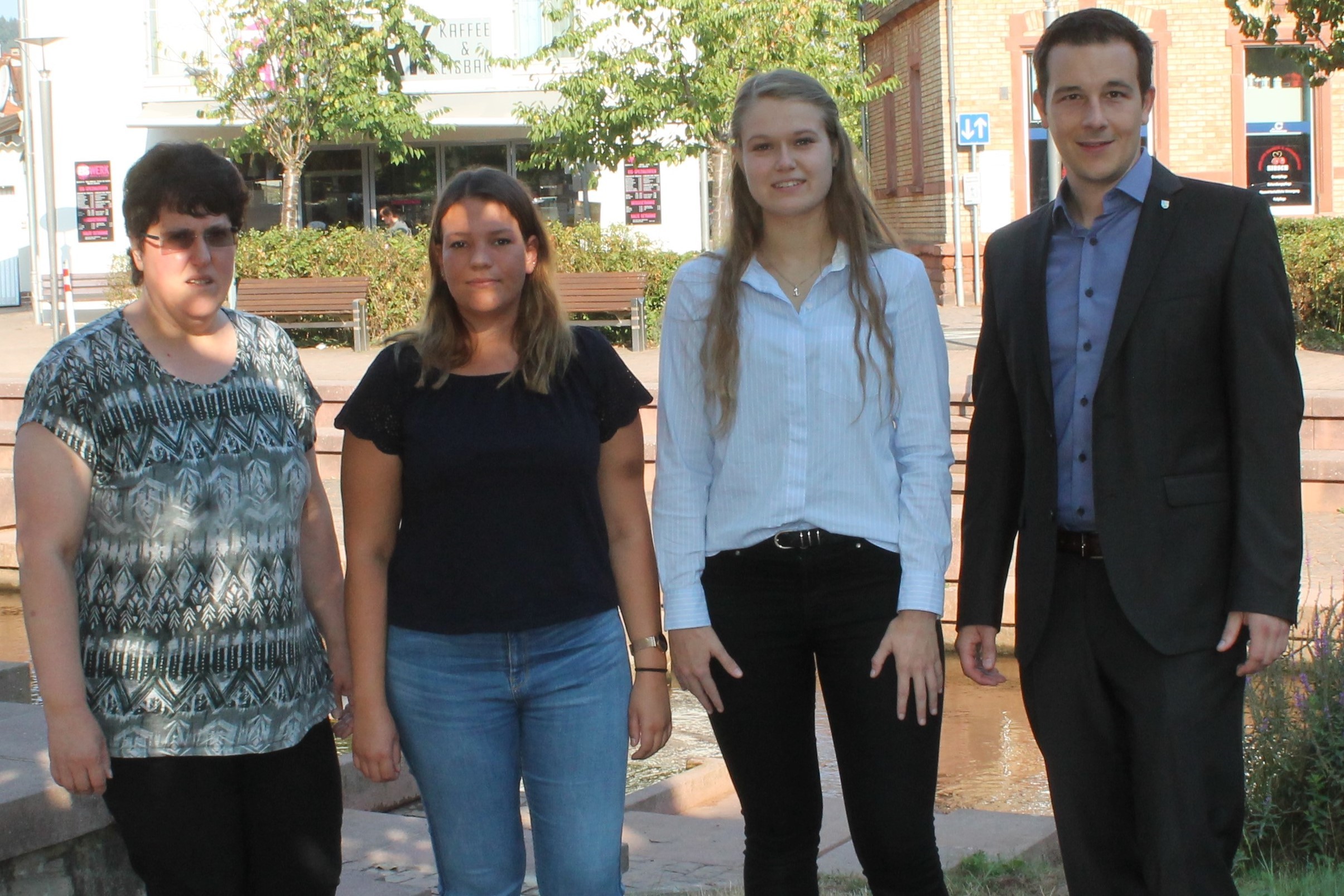 Bürgermeister Christian Burkhart (re.) und Loni Haus (li.), Sachbearbeiterin Personal der Verbandsgemeindeverwaltung Annweiler am Trifels, hießen die beiden neuen Auszubildenden Johanna Latour (2.v.l.) und Sarah Schnabel (2.v.r) herzlich willkommen.