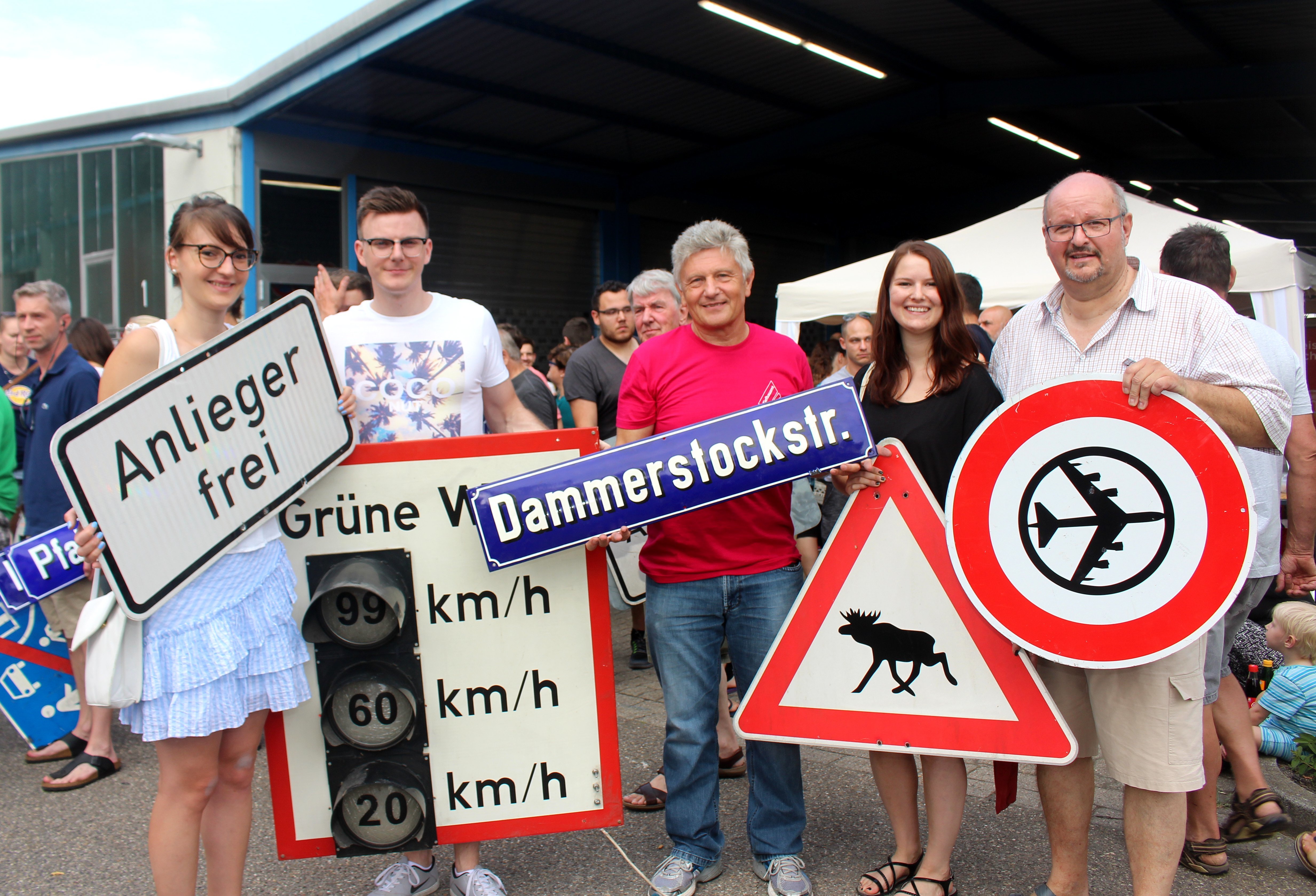 Gunther Lott, Initiator des Flohmarkts (Mitte) mit Sammlern aus Hannover (li.) und Rheinau im Ortenaukreis (re.).