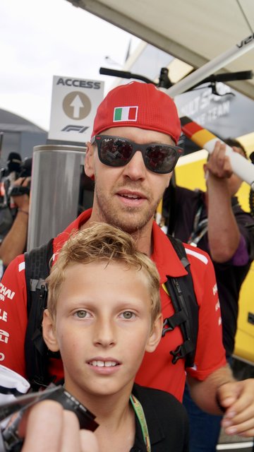 Sebastian Vettel bei der Ankunft am Samstag Morgen....(mit Fahrrad) | Foto: Max Reis Presse