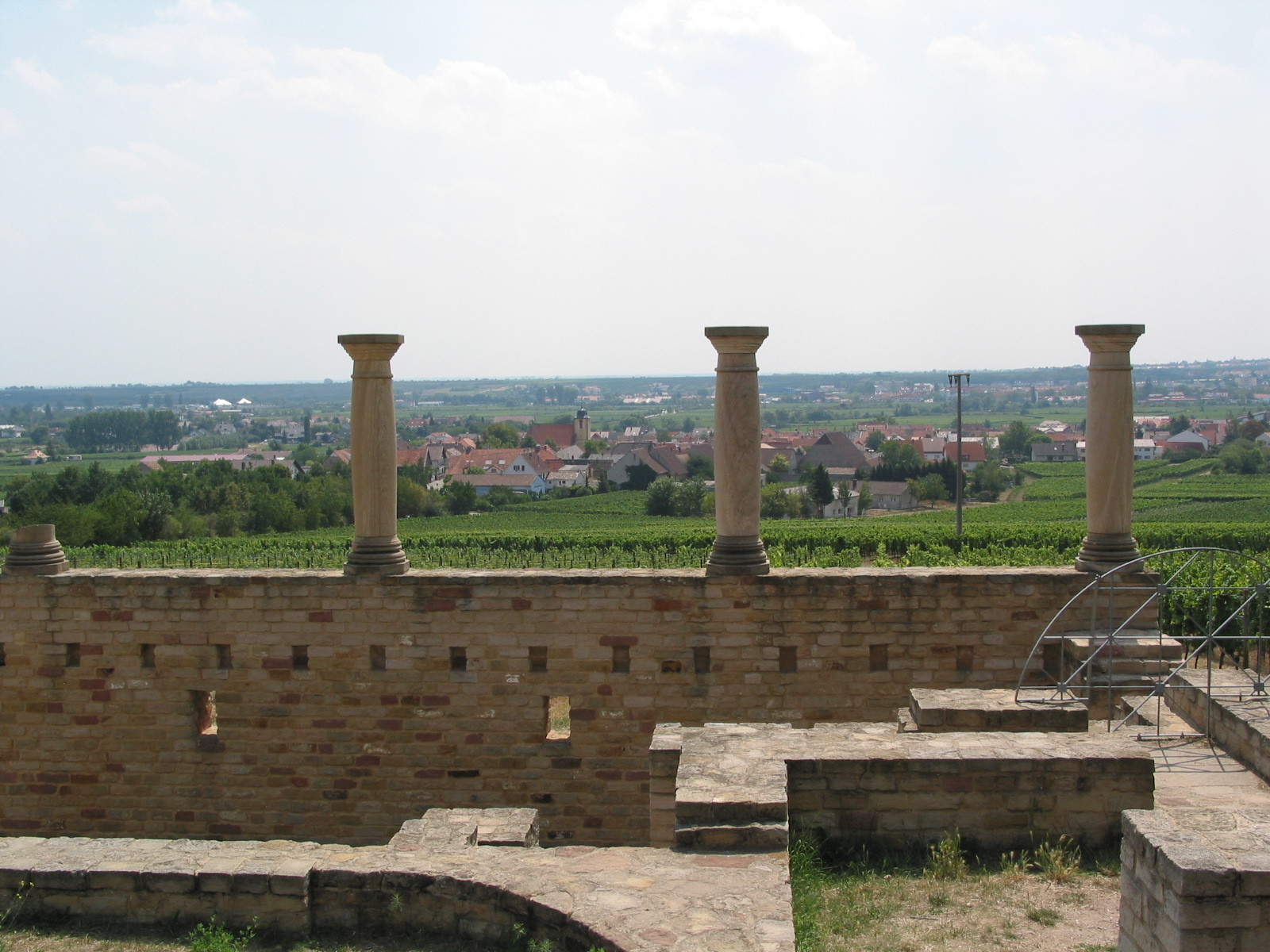 Blick vom römischen Weingut am Weilberg auf den Edelweinort.