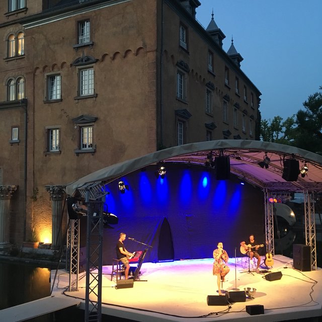 Ein Ambiente wie geschaffen für Open-Air-Konzerte. Im Hintergrund die Silhouette Schloss Edesheim.  | Foto: Ulrich Arndt