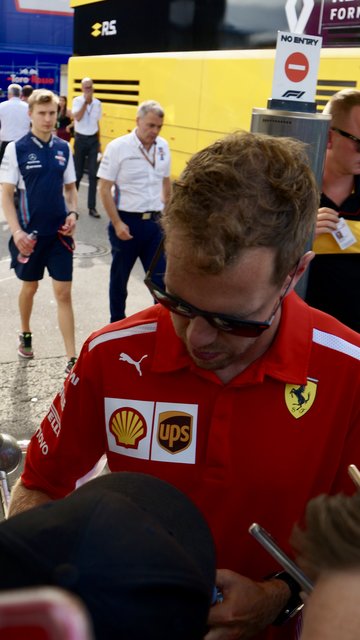 Sebastian Vettel beim Unterschreiben meiner Mütze.... | Foto: Max Reis Presse