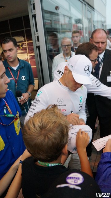 Auch die Unterschrift von Valtteri Bottas durfte natürlich nicht fehlen... | Foto: Max Reis Presse