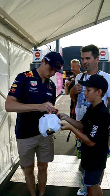 Max Verstappen beim Unterschreiben meiner Mütze.... | Foto: Max Reis Presse