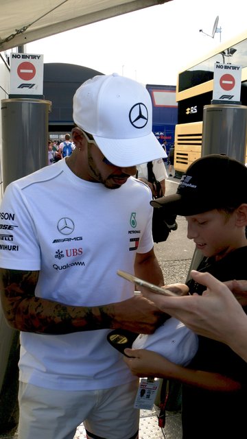 Lewis Hamilton beim Unterschreiben meiner Mütze... | Foto: Max Reis Presse