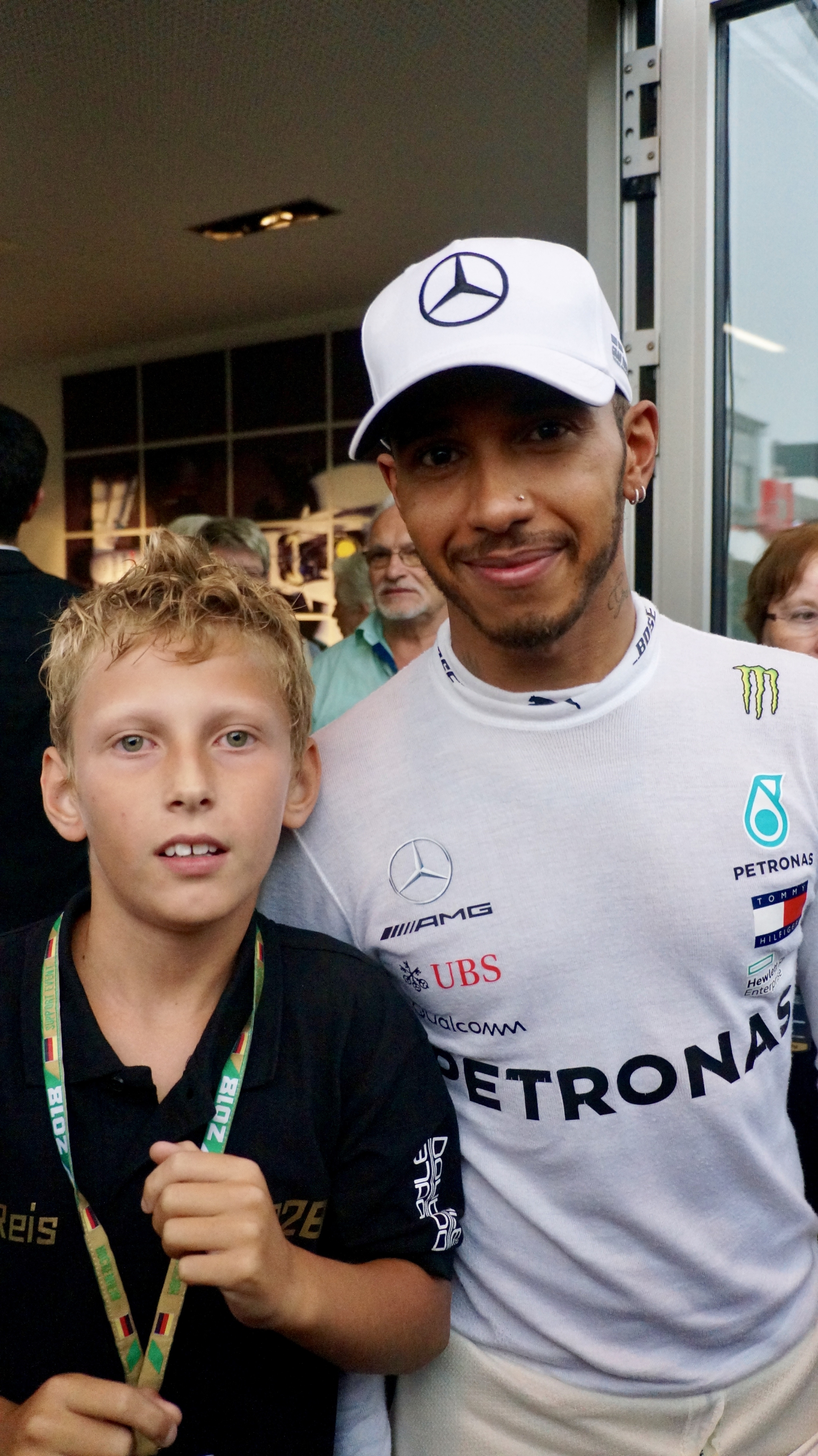 Eines der absoluten Highlights: ein Foto mit Lewis Hamilton!
Er war sehr nett und sympathisch, aber nur ganz wenige hatten die Chance auf eine Foto und eine Unterschrift....